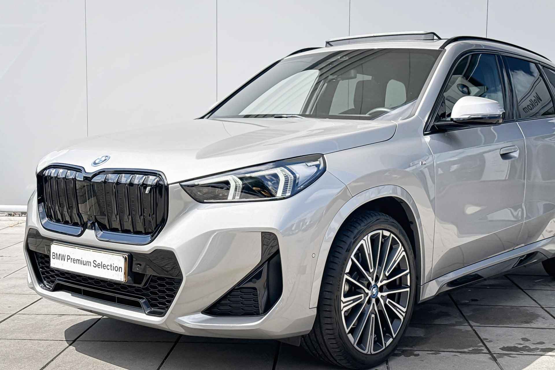 BMW iX1 xDrive30 High Executive M-Sport Stuurwielrand Verwarming / Comfort Acces / Electrische Zwenkhaak / Glazen Schuifdak / Getinte Ramen Achter / Electrisch verstelbare Stoel / Adaptieve led Koplampen / Head Up Display - 13/24