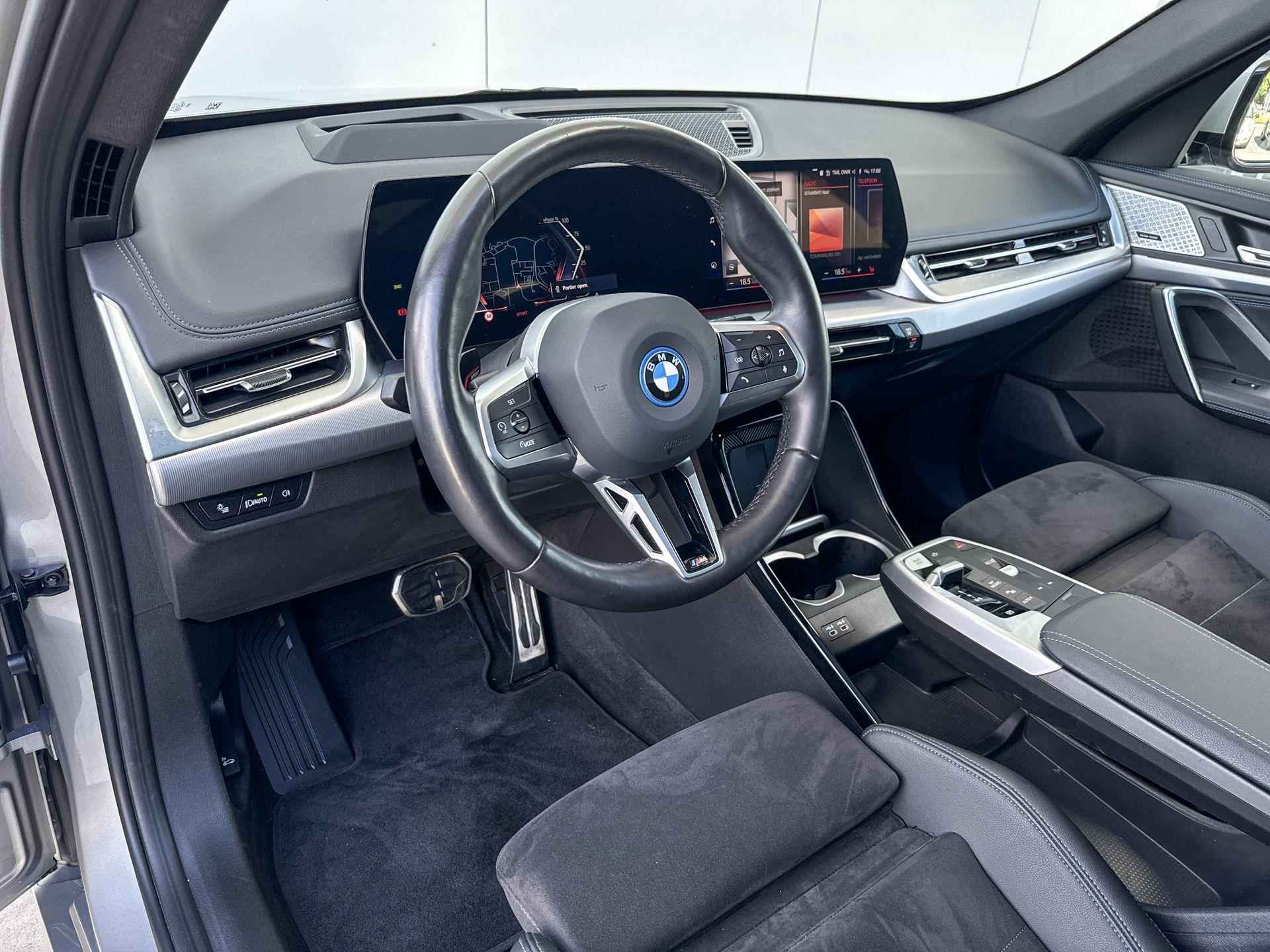 BMW iX1 xDrive30 High Executive M-Sport Stuurwielrand Verwarming / Comfort Acces / Electrische Zwenkhaak / Glazen Schuifdak / Getinte Ramen Achter / Electrisch verstelbare Stoel / Adaptieve led Koplampen / Head Up Display - 24/24