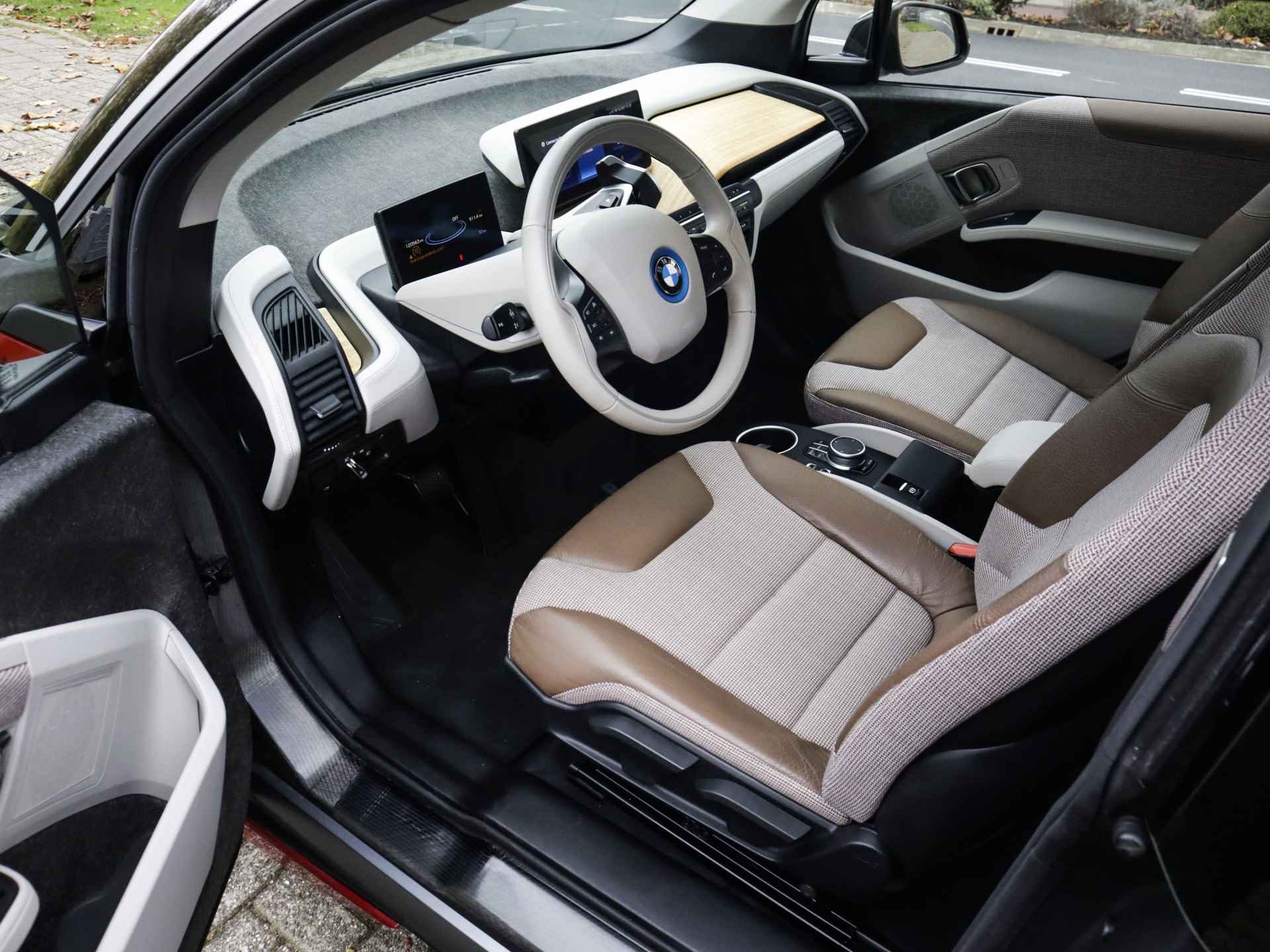 BMW i3 Executive Edition 120Ah 42 kWh (170 PK) 2e-Eig, BMW-Dealer-Onderh, 12-Mnd-BOVAG, NL-Auto, Leer, Panoramadak,  Warmtepomp, Navigatie, Achteruitrijcamera, Adaptieve-Cruisecontrol, Keyless-Start, Parkeersensoren-V+A, Bluetooth, DAB, Stoelverwarming, Licht-Zicht-Pakket, Lm-Velgen-20Inch, Privacy-Glas - 3/46