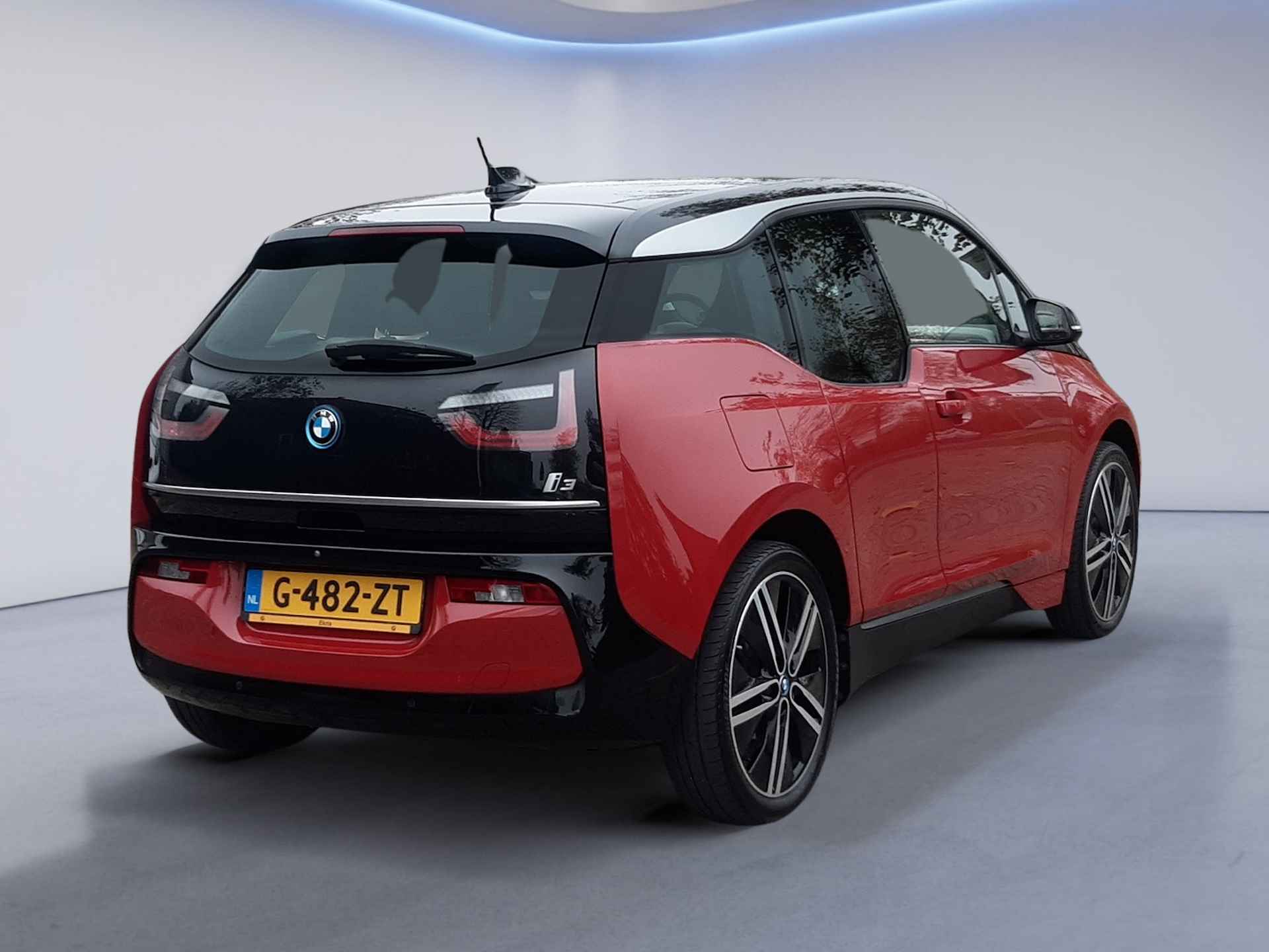 BMW i3 Executive Edition 120Ah 42 kWh (170 PK) 2e-Eig, BMW-Dealer-Onderh, 12-Mnd-BOVAG, NL-Auto, Leer, Panoramadak,  Warmtepomp, Navigatie, Achteruitrijcamera, Adaptieve-Cruisecontrol, Keyless-Start, Parkeersensoren-V+A, Bluetooth, DAB, Stoelverwarming, Licht-Zicht-Pakket, Lm-Velgen-20Inch, Privacy-Glas - 4/46