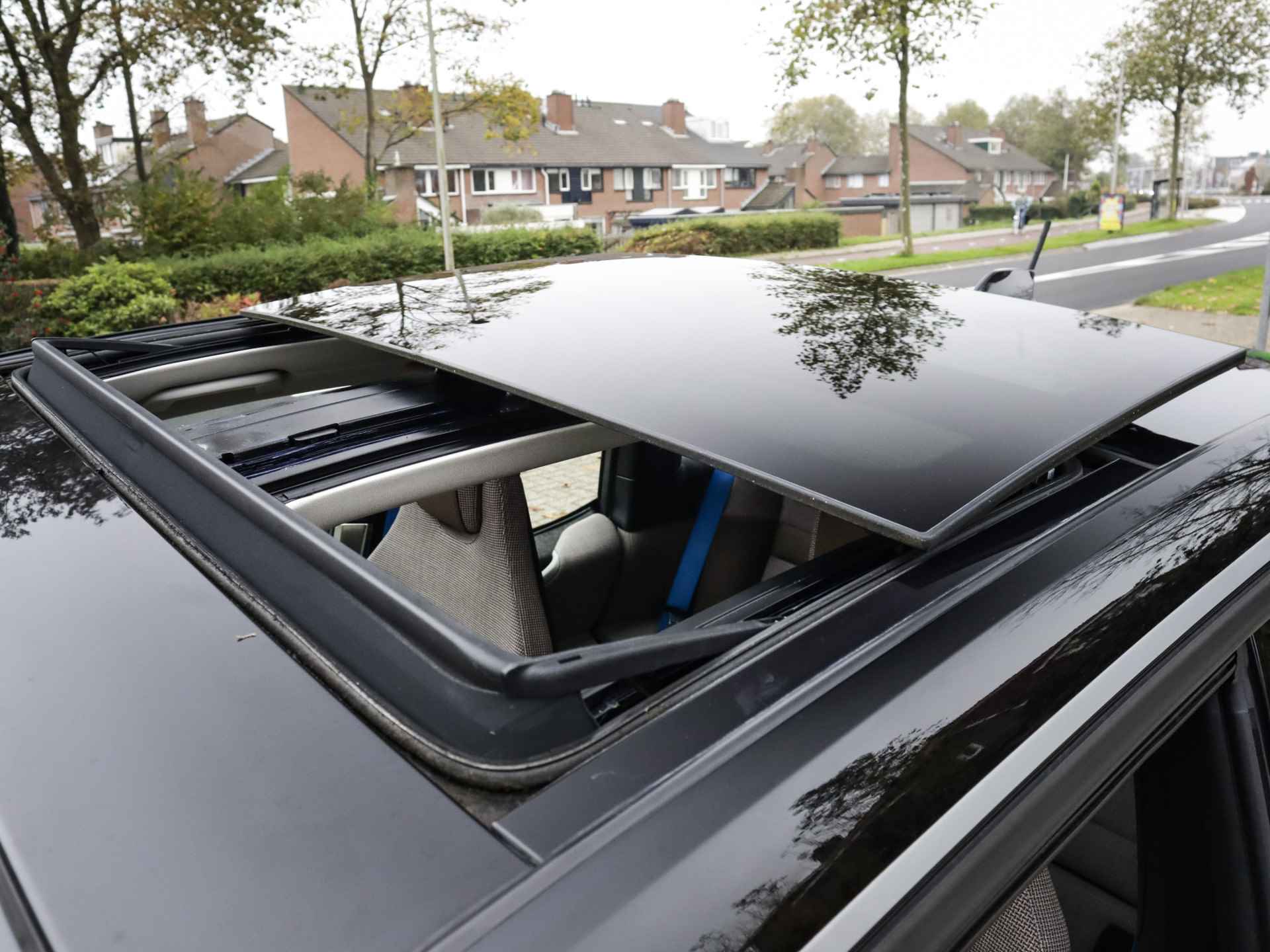 BMW i3 Executive Edition 120Ah 42 kWh (170 PK) 2e-Eig, BMW-Dealer-Onderh, 12-Mnd-BOVAG, NL-Auto, Leer, Panoramadak,  Warmtepomp, Navigatie, Achteruitrijcamera, Adaptieve-Cruisecontrol, Keyless-Start, Parkeersensoren-V+A, Bluetooth, DAB, Stoelverwarming, Licht-Zicht-Pakket, Lm-Velgen-20Inch, Privacy-Glas - 6/46