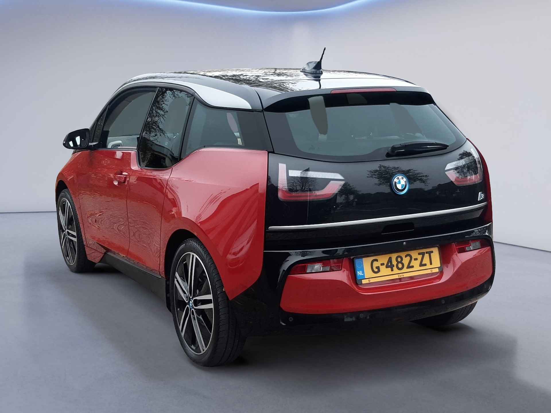 BMW i3 Executive Edition 120Ah 42 kWh (170 PK) 2e-Eig, BMW-Dealer-Onderh, 12-Mnd-BOVAG, NL-Auto, Leer, Panoramadak,  Warmtepomp, Navigatie, Achteruitrijcamera, Adaptieve-Cruisecontrol, Keyless-Start, Parkeersensoren-V+A, Bluetooth, DAB, Stoelverwarming, Licht-Zicht-Pakket, Lm-Velgen-20Inch, Privacy-Glas - 40/46