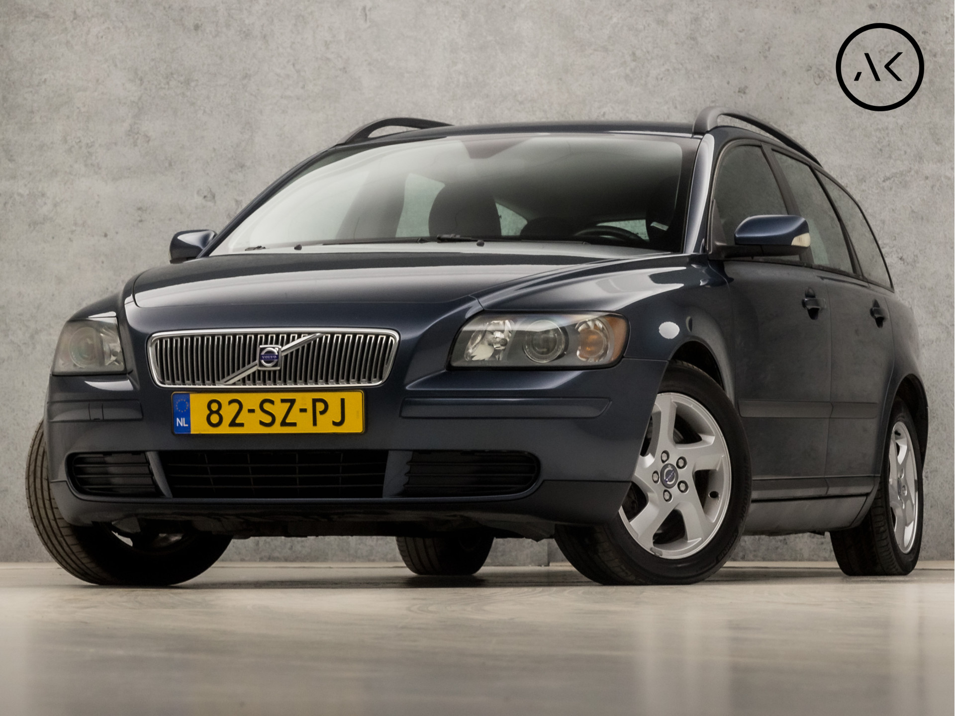 Volvo V50 2.4 141Pk Automaat (5 CILINDER, CLIMATE, CRUISE, XENON, ARMSTEUN, LEDER, SPORTSTOELEN, LM VELGEN, TREKHAAK, NIEUWE APK, NIEUWSTAAT)