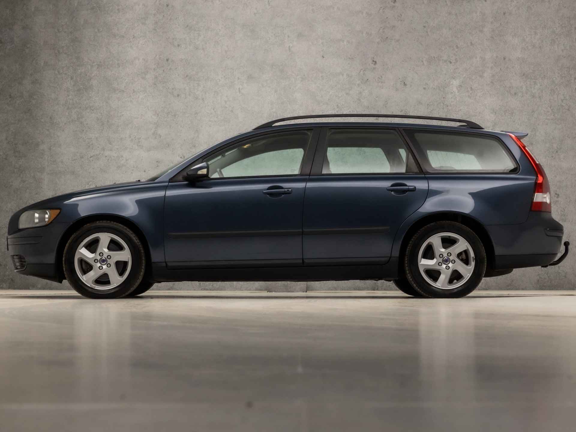 Volvo V50 2.4 141Pk Automaat (5 CILINDER, CLIMATE, CRUISE, XENON, ARMSTEUN, LEDER, SPORTSTOELEN, LM VELGEN, TREKHAAK, NIEUWE APK, NIEUWSTAAT) - 2/31