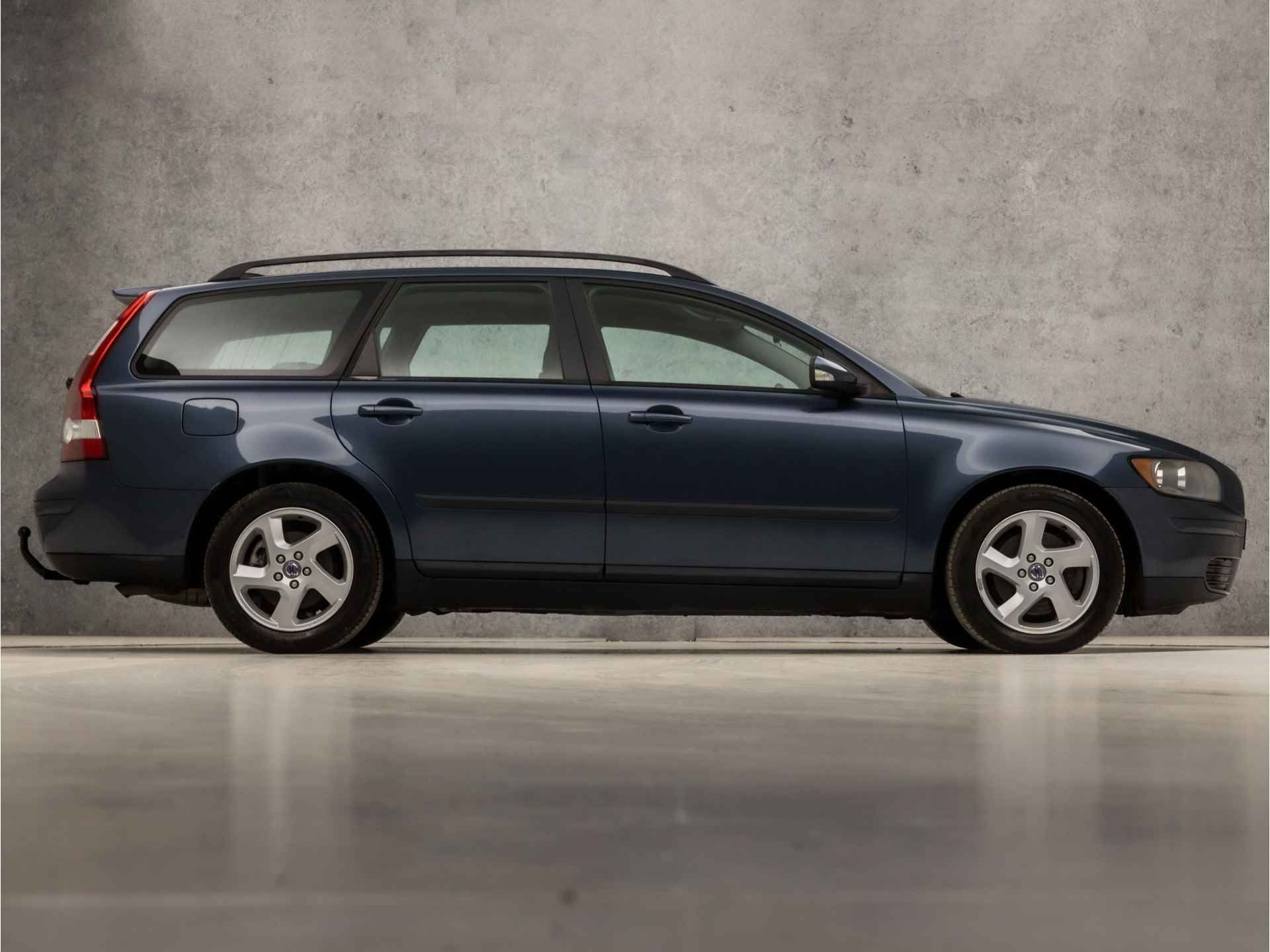 Volvo V50 2.4 141Pk Automaat (5 CILINDER, CLIMATE, CRUISE, XENON, ARMSTEUN, LEDER, SPORTSTOELEN, LM VELGEN, TREKHAAK, NIEUWE APK, NIEUWSTAAT) - 4/31