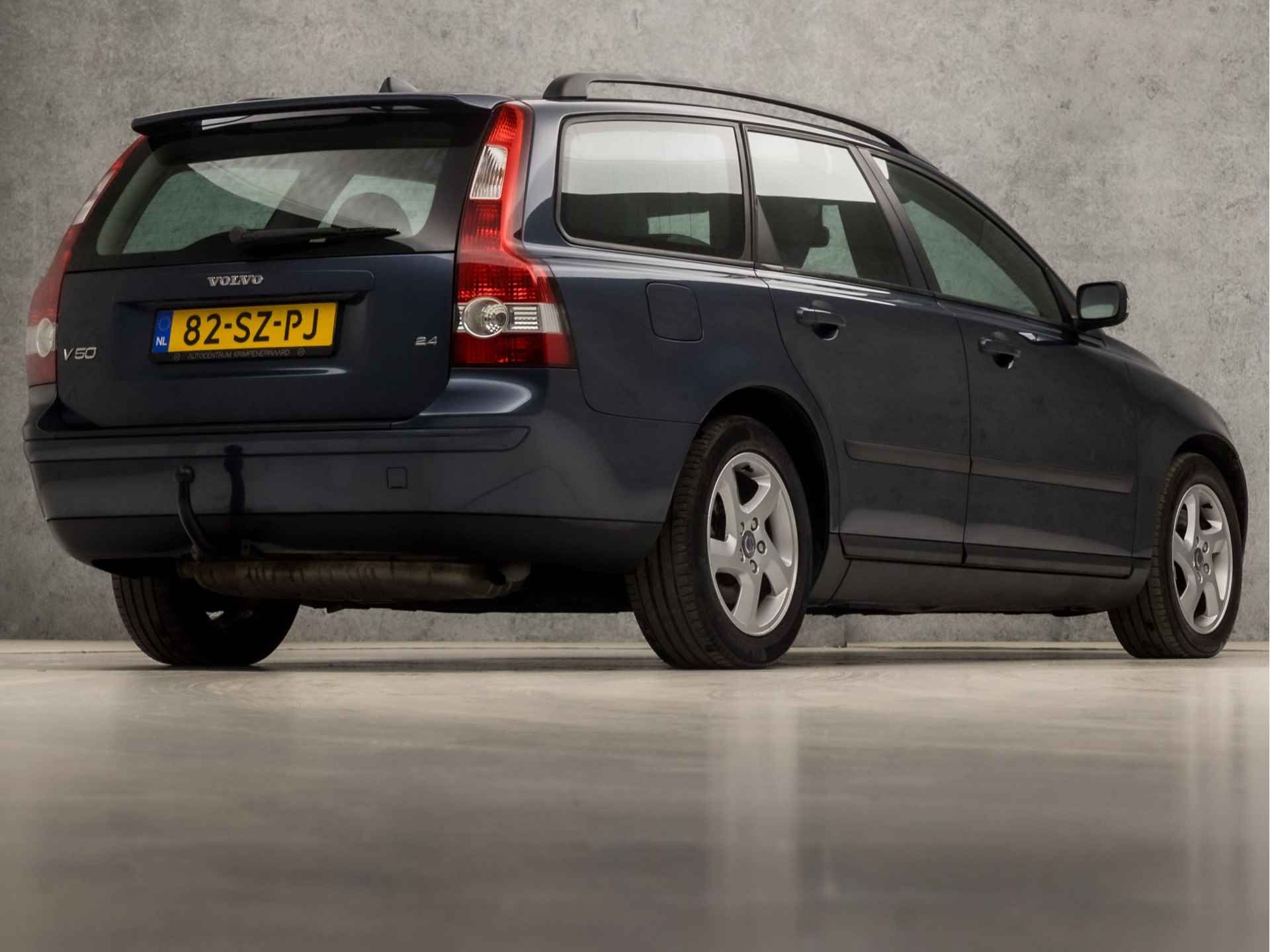 Volvo V50 2.4 141Pk Automaat (5 CILINDER, CLIMATE, CRUISE, XENON, ARMSTEUN, LEDER, SPORTSTOELEN, LM VELGEN, TREKHAAK, NIEUWE APK, NIEUWSTAAT) - 5/31