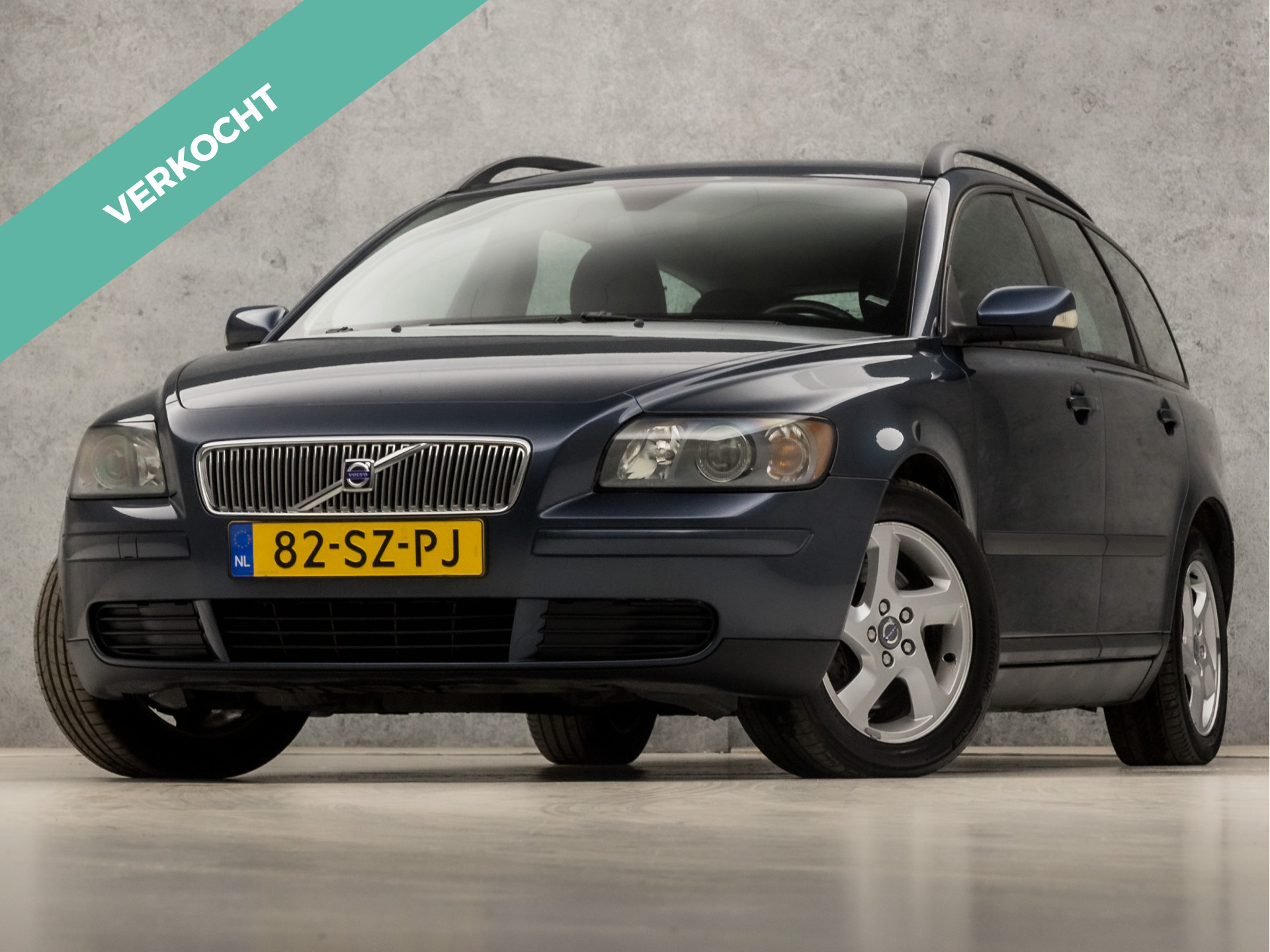 Volvo V50 2.4 141Pk Automaat (5 CILINDER, CLIMATE, CRUISE, XENON, ARMSTEUN, LEDER, SPORTSTOELEN, LM VELGEN, TREKHAAK, NIEUWE APK, NIEUWSTAAT)