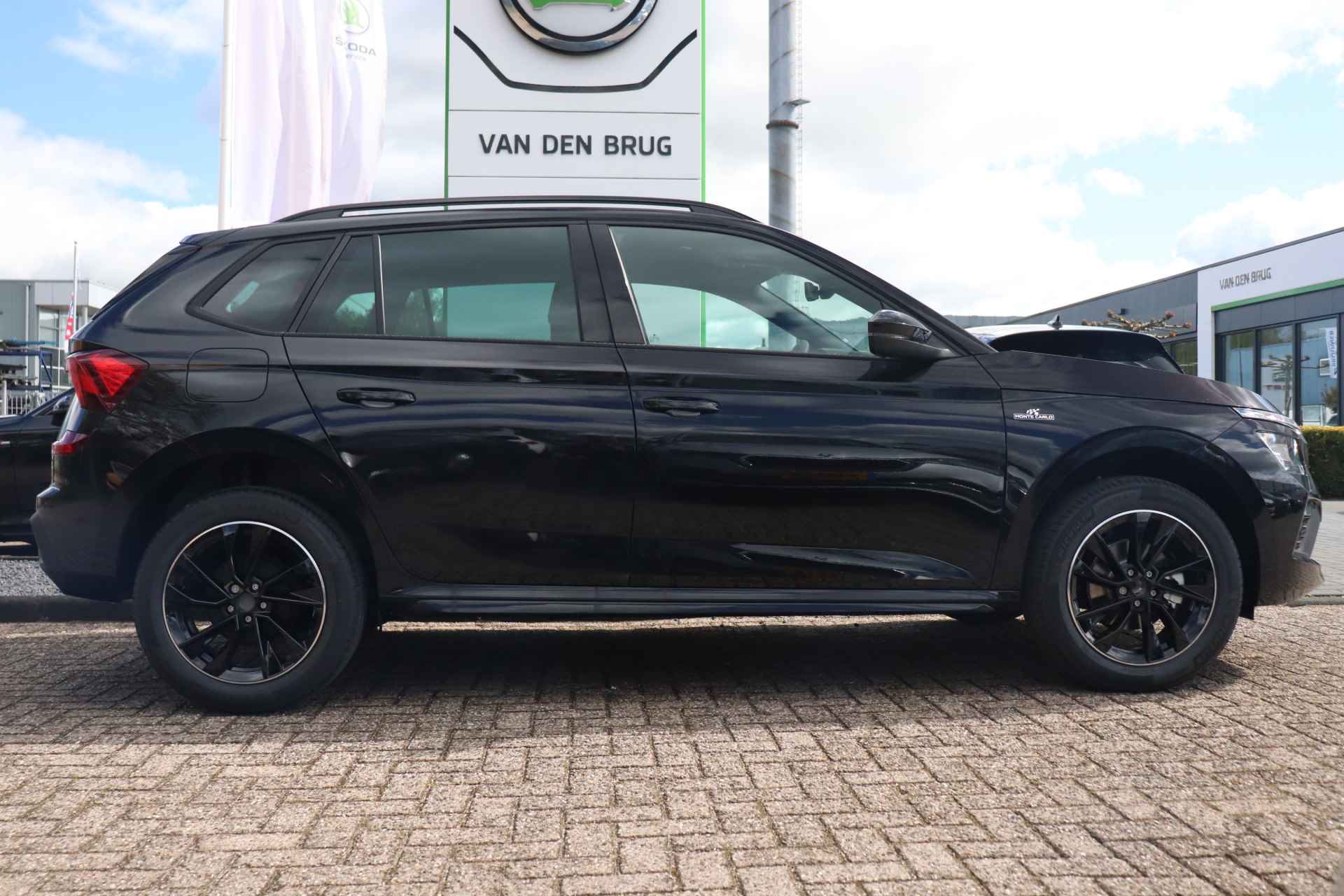 Škoda Kamiq 1.0 TSI Monte Carlo | Private lease €499,- | Panoramadak | Stoelverwarming | 17" lichtmetalen velgen | Matrix LED koplampen | - 7/33