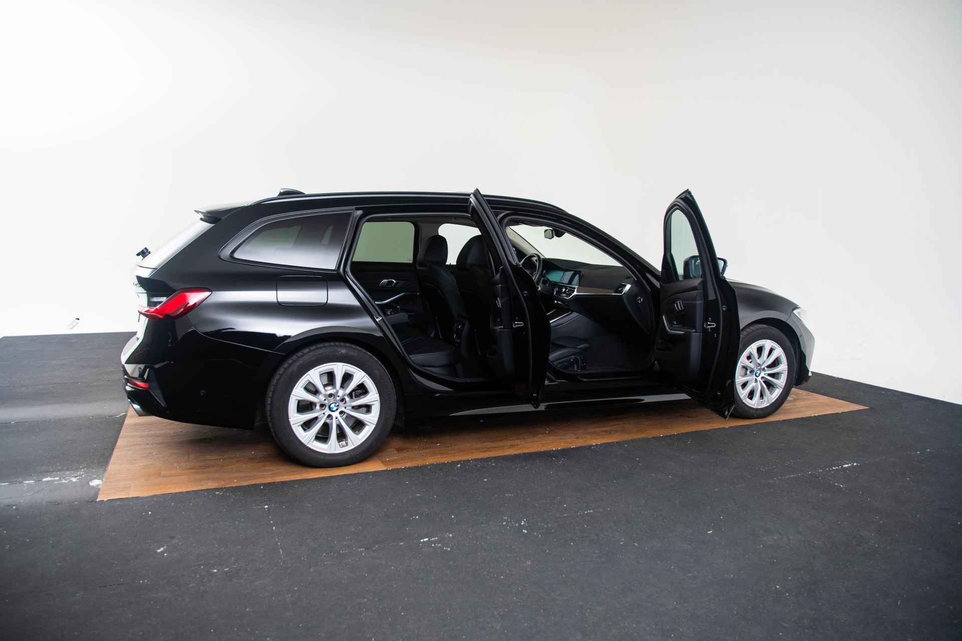 BMW 3-serie Touring 330e xDrive High Executive Panoramadak - HiFi - Head-up - Parking Assistant - Laserlight - Comfort Access - Sportstoelen - Leder - 8/47