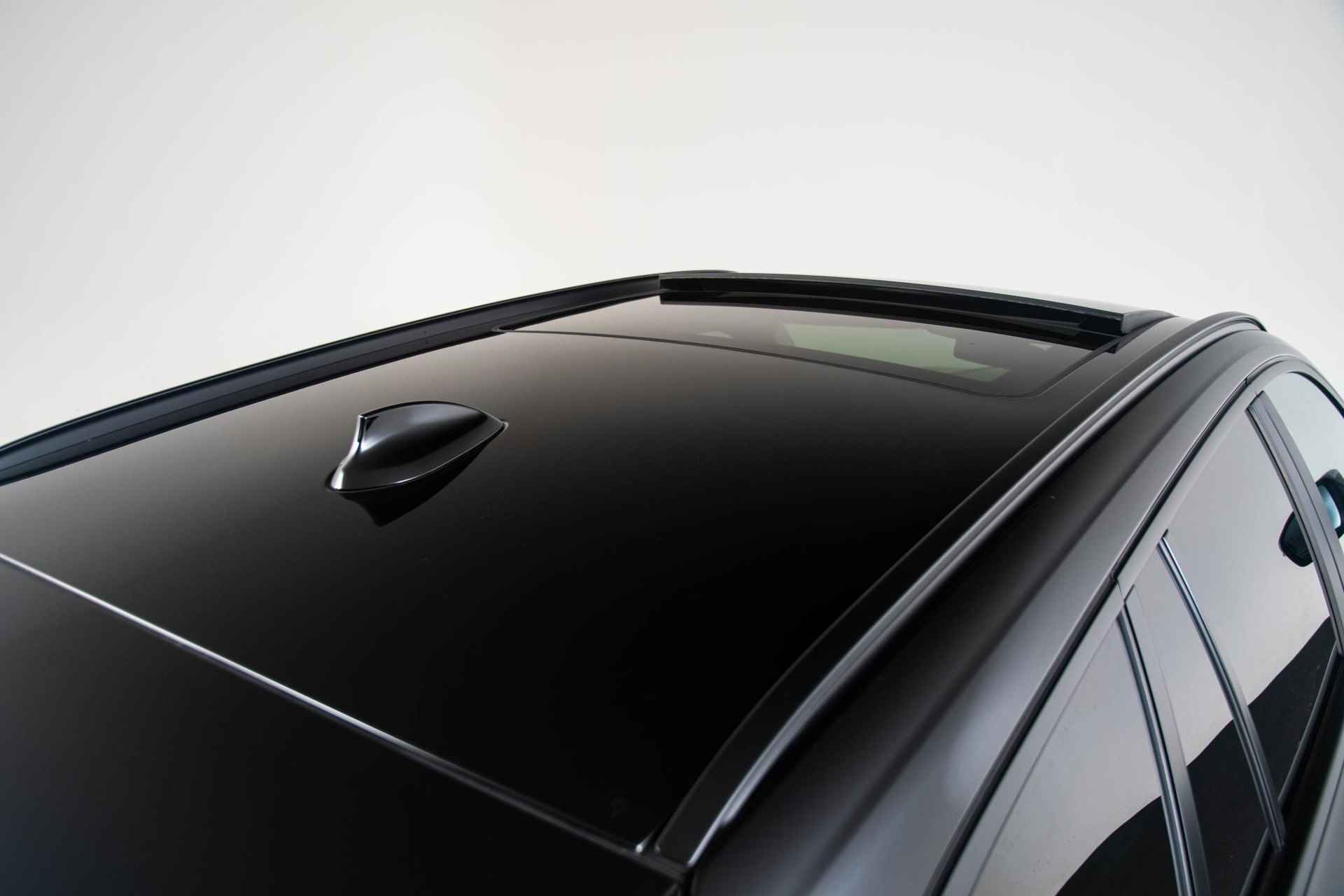 BMW 3-serie Touring 330e xDrive High Executive Panoramadak - HiFi - Head-up - Parking Assistant - Laserlight - Comfort Access - Sportstoelen - Leder - 12/47