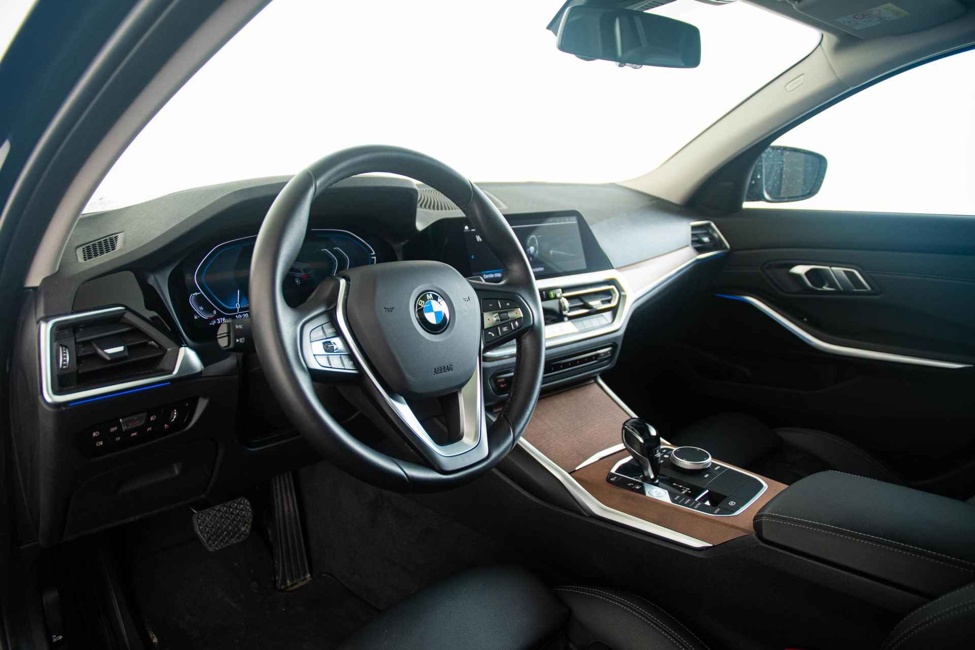 BMW 3-serie Touring 330e xDrive High Executive Panoramadak - HiFi - Head-up - Parking Assistant - Laserlight - Comfort Access - Sportstoelen - Leder - 15/47