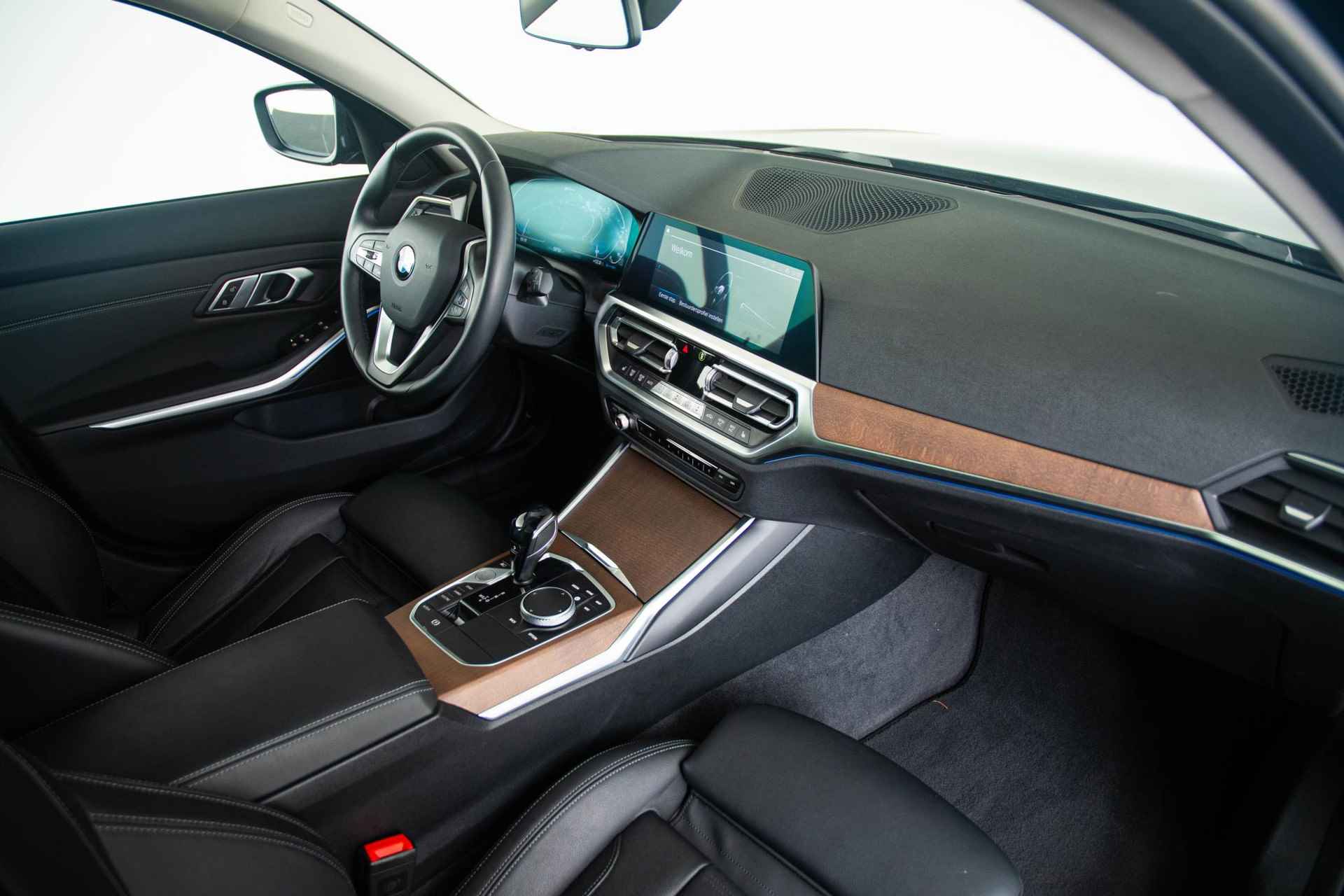 BMW 3-serie Touring 330e xDrive High Executive Panoramadak - HiFi - Head-up - Parking Assistant - Laserlight - Comfort Access - Sportstoelen - Leder - 16/47