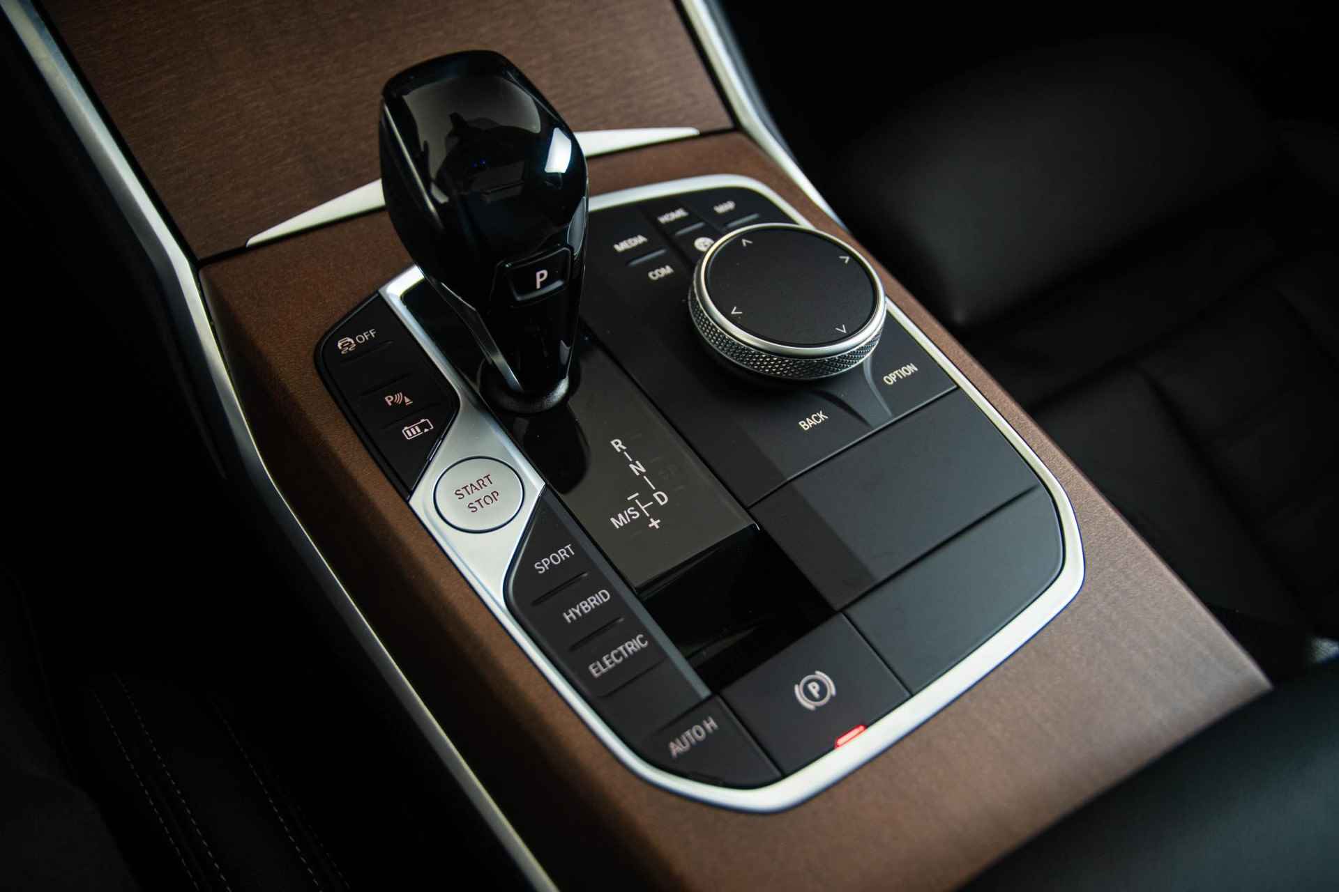BMW 3-serie Touring 330e xDrive High Executive Panoramadak - HiFi - Head-up - Parking Assistant - Laserlight - Comfort Access - Sportstoelen - Leder - 18/47