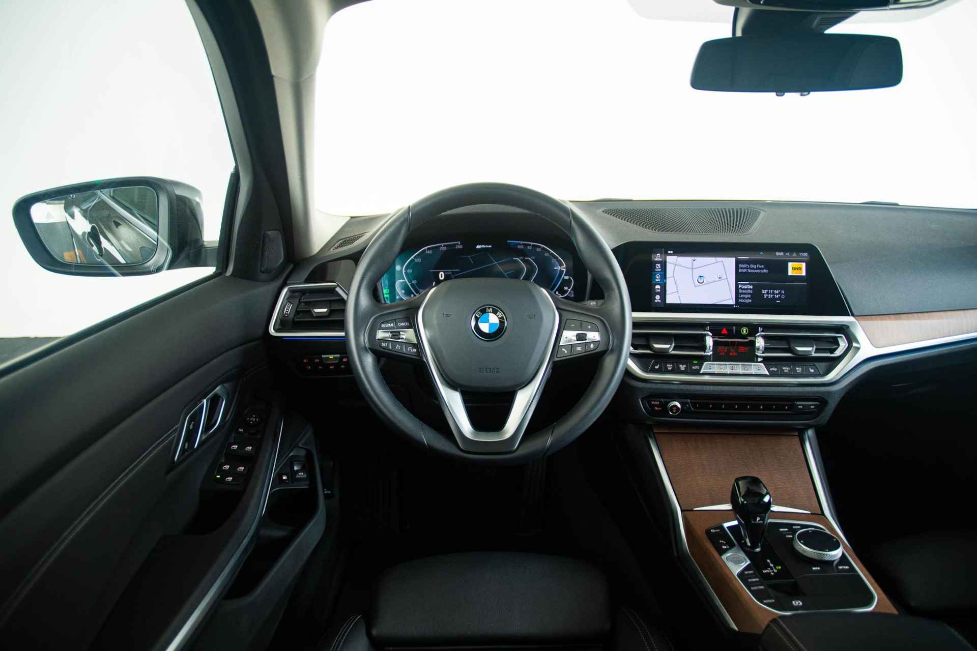 BMW 3-serie Touring 330e xDrive High Executive Panoramadak - HiFi - Head-up - Parking Assistant - Laserlight - Comfort Access - Sportstoelen - Leder - 30/47
