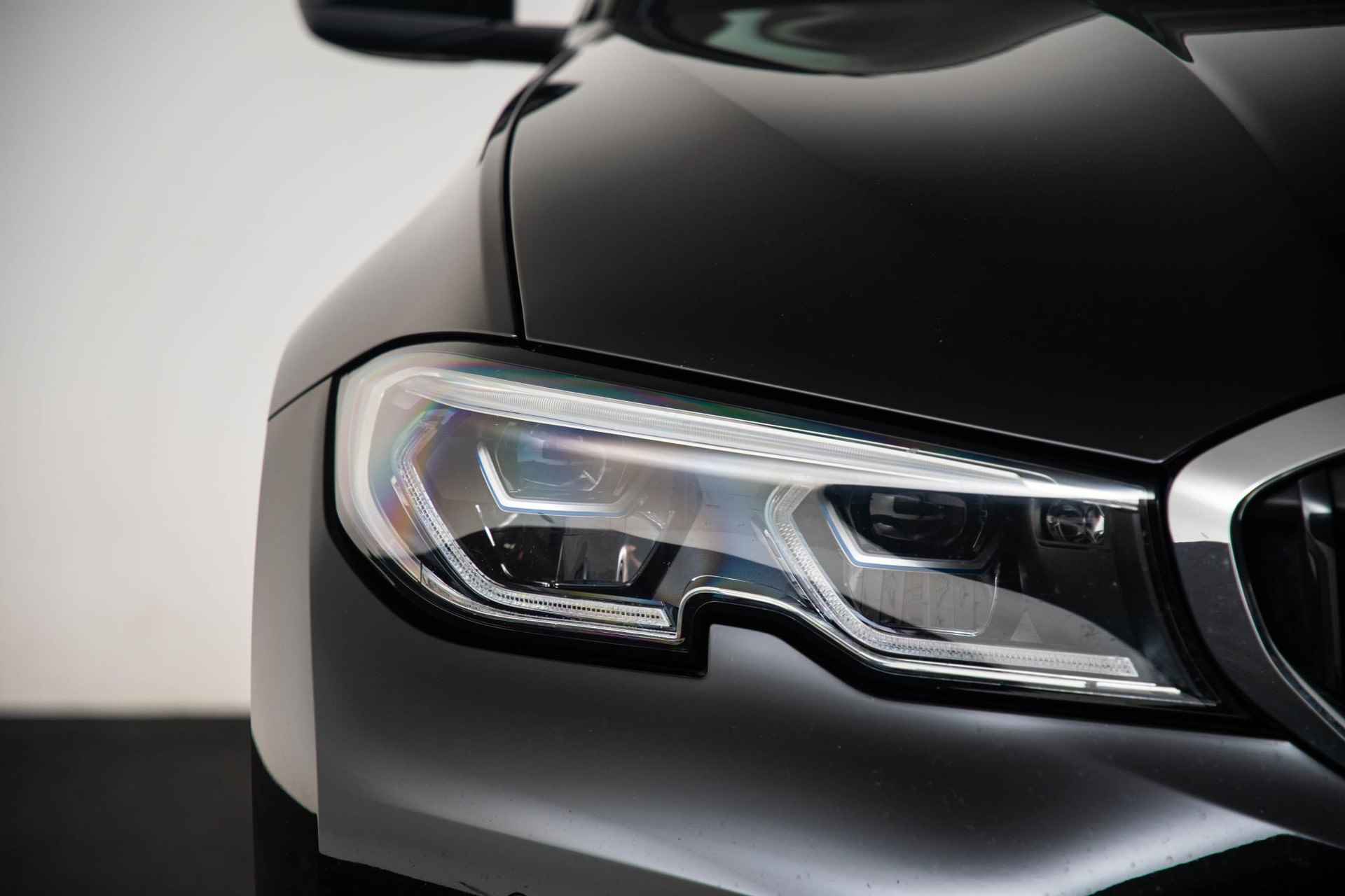 BMW 3-serie Touring 330e xDrive High Executive Panoramadak - HiFi - Head-up - Parking Assistant - Laserlight - Comfort Access - Sportstoelen - Leder - 33/47