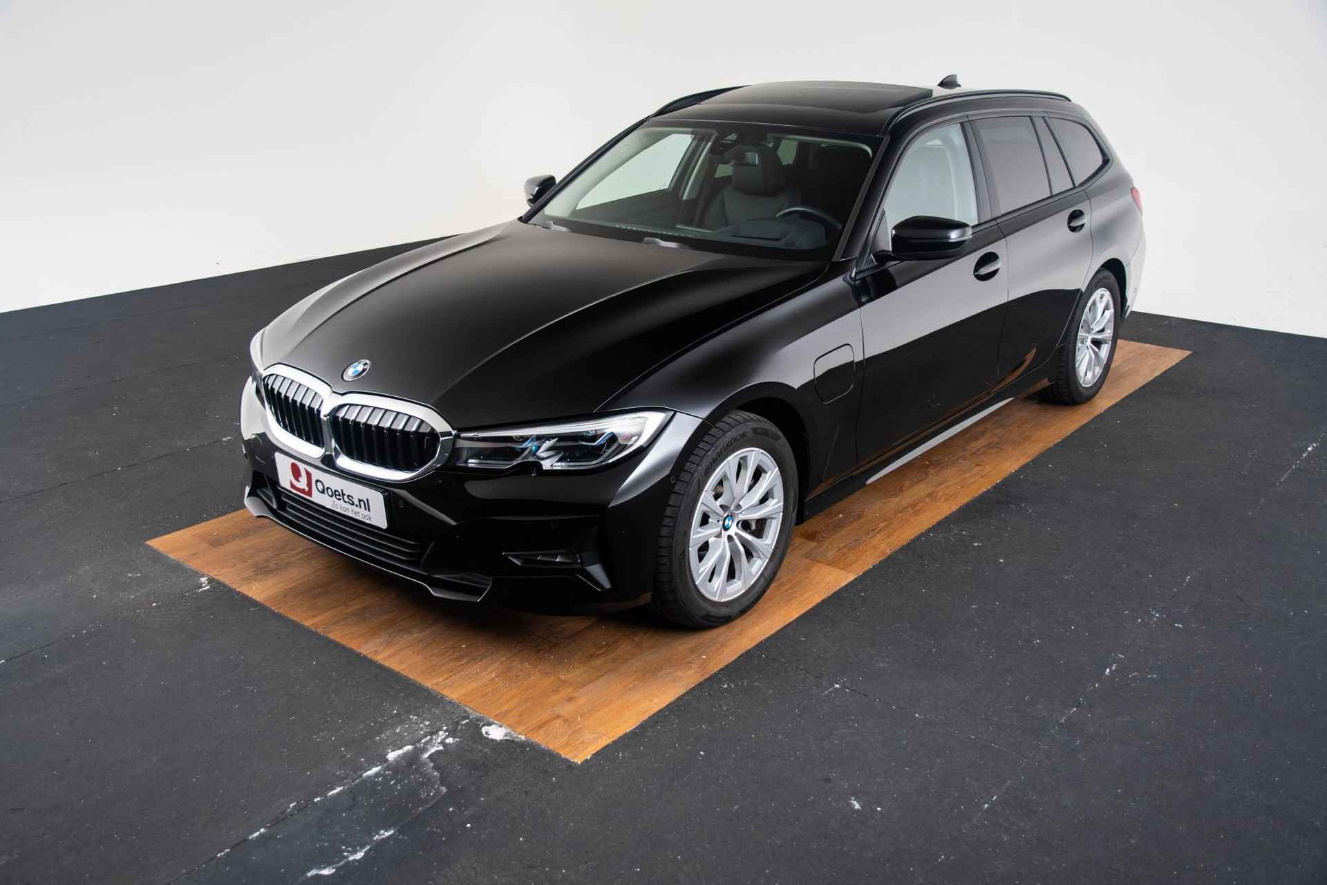BMW 3-serie Touring 330e xDrive High Executive Panoramadak - HiFi - Head-up - Parking Assistant - Laserlight - Comfort Access - Sportstoelen - Leder - 42/47