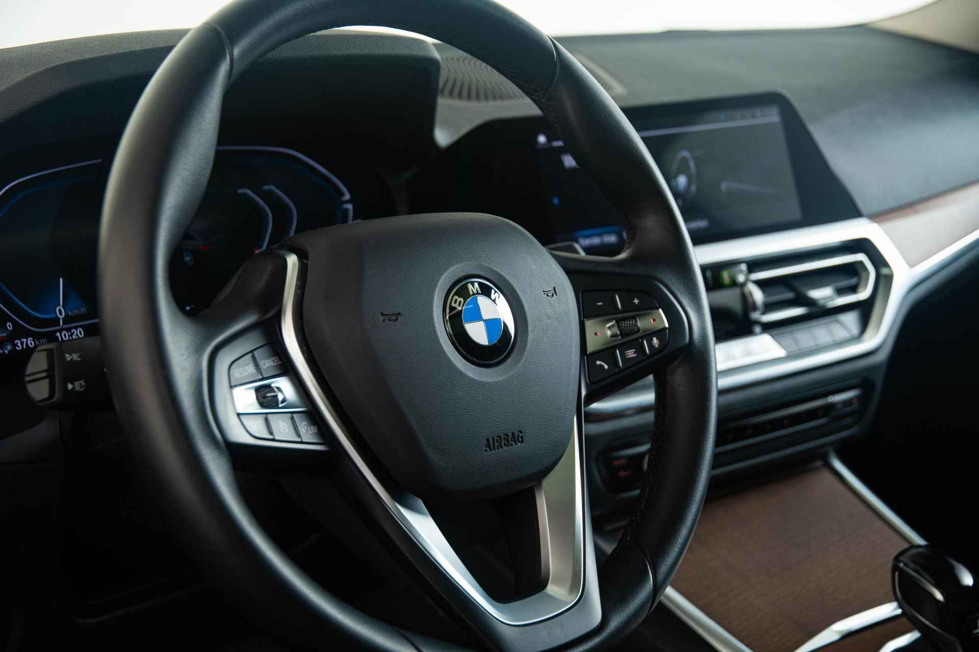 BMW 3-serie Touring 330e xDrive High Executive Panoramadak - HiFi - Head-up - Parking Assistant - Laserlight - Comfort Access - Sportstoelen - Leder - 43/47
