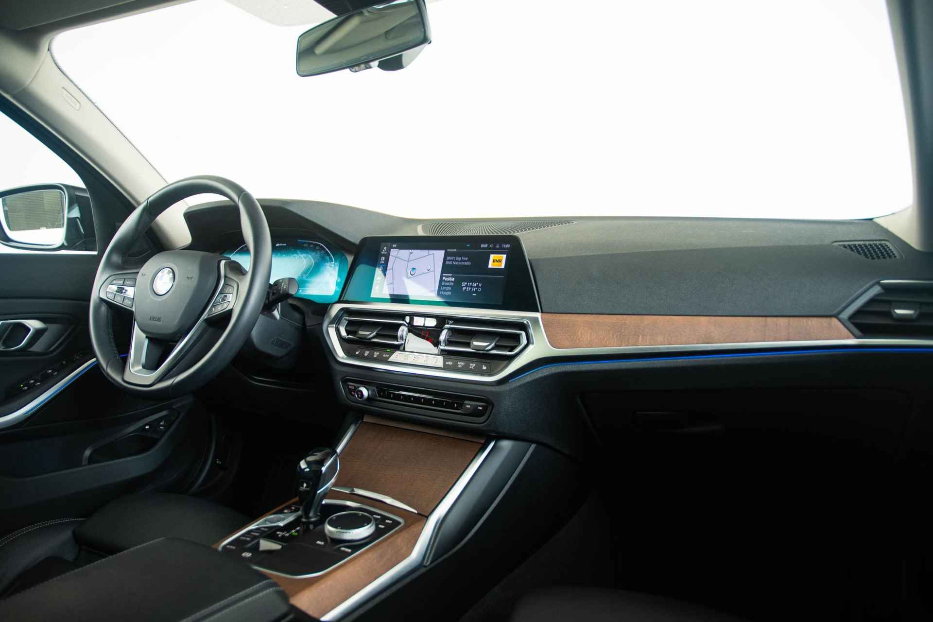 BMW 3-serie Touring 330e xDrive High Executive Panoramadak - HiFi - Head-up - Parking Assistant - Laserlight - Comfort Access - Sportstoelen - Leder - 44/47