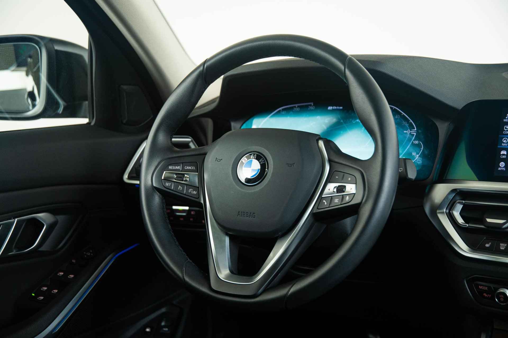 BMW 3-serie Touring 330e xDrive High Executive Panoramadak - HiFi - Head-up - Parking Assistant - Laserlight - Comfort Access - Sportstoelen - Leder - 45/47