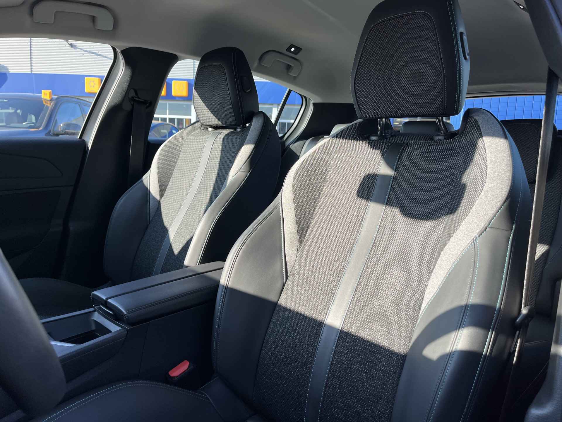 Peugeot 308 1.2 PureTech Active Pack Business | Navigatie | Stoelverwarming | Comfortstoelen - 16/29