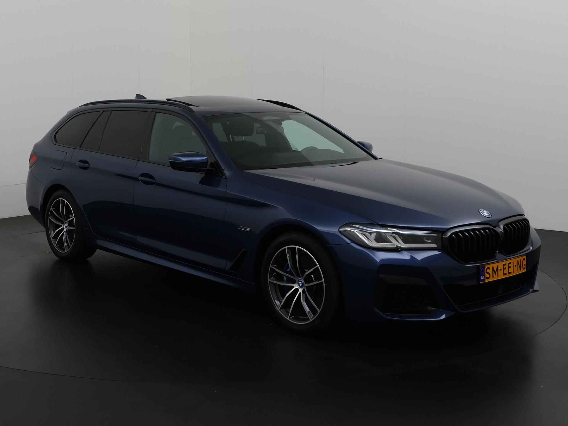 BMW 5-serie Touring 530e M Sport Plug-In | Panoramadak | Head Up | Trekhaak Uitklap | Zondag Open! - 30/40