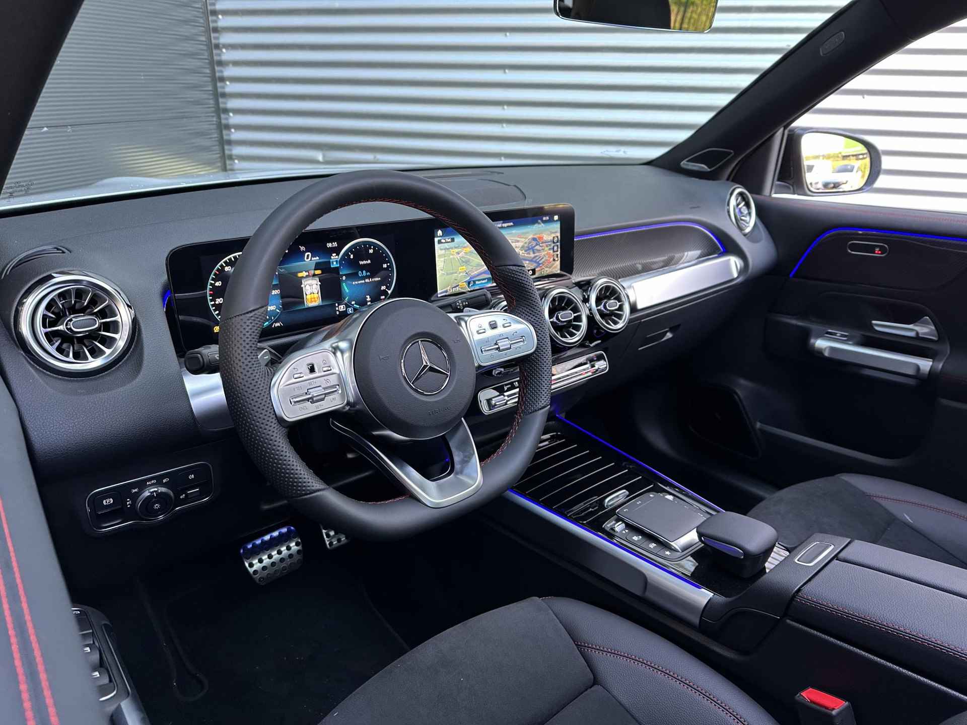 Mercedes-Benz GLB 180 AMG Line | Nightpakket | Panoramadak | Achteruitrijcamera | Stoelverwarming | Sfeerverlichting | Dodehoekassistent | Apple & Android Carplay - 3/12