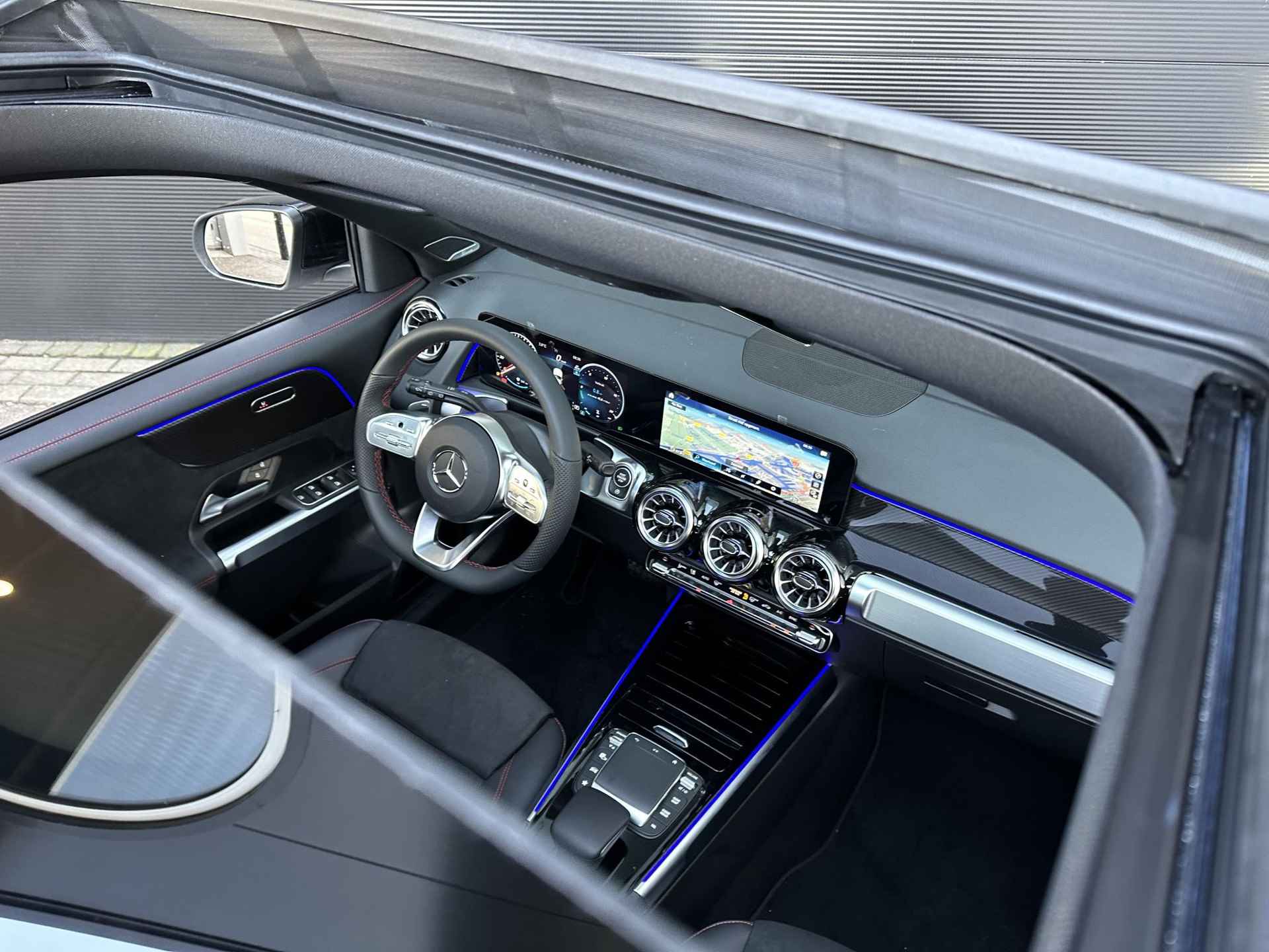Mercedes-Benz GLB 180 AMG Line | Nightpakket | Panoramadak | Achteruitrijcamera | Stoelverwarming | Sfeerverlichting | Dodehoekassistent | Apple & Android Carplay - 4/12