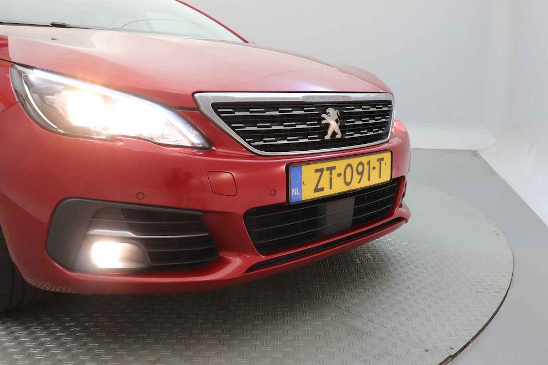 PEUGEOT 308 1.2 PureTech Premium Automaat - Panorama, Trekhaak, Carplay, Cam - 29/30