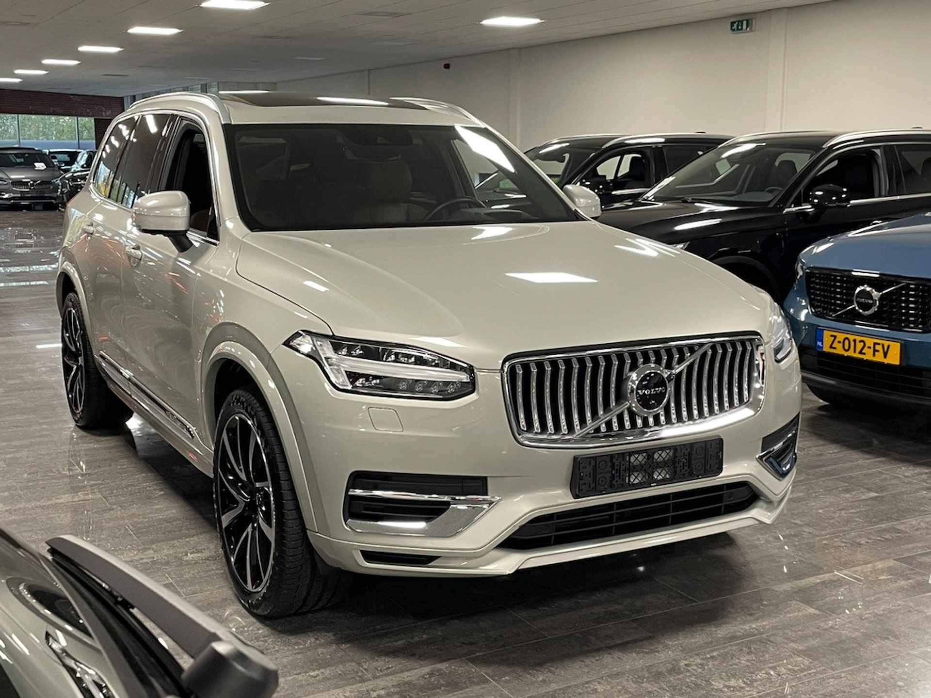 Volvo XC90 T8 AWD Recharge Inscription | Birch Light Metallic! | 360° Camera | Head-Up Display | Harman Kardon | Standkachel met Volvo On C - 2/33