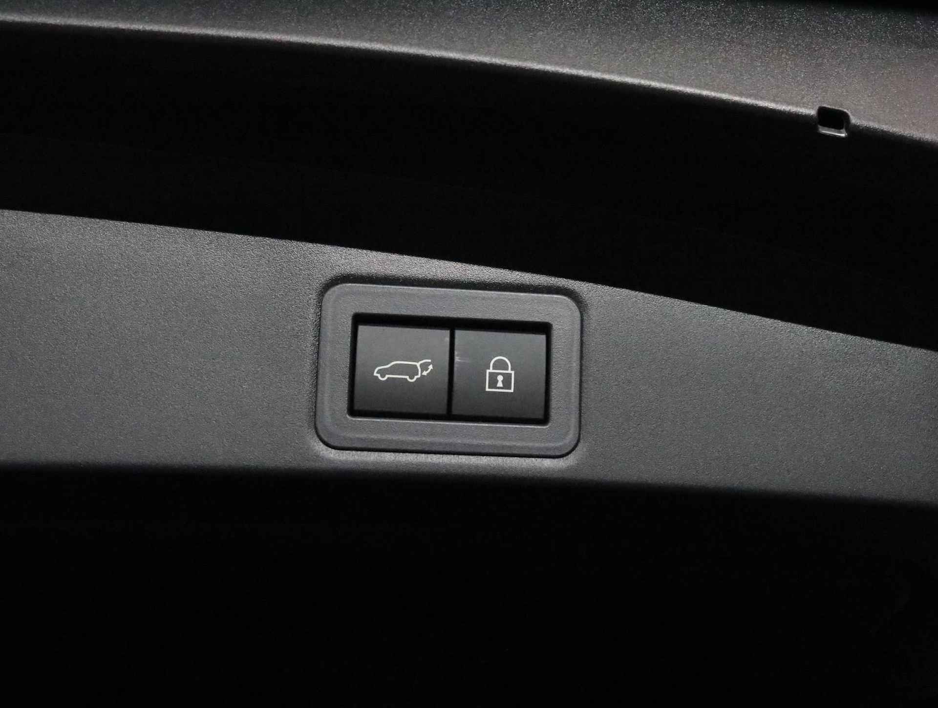 Toyota Corolla Touring Sports 1.8 Hybrid Executive, Bi-Tone, Head Up Display | Blind Spot | Sportstoelen | Apple Carplay & Android Auto - 14/47