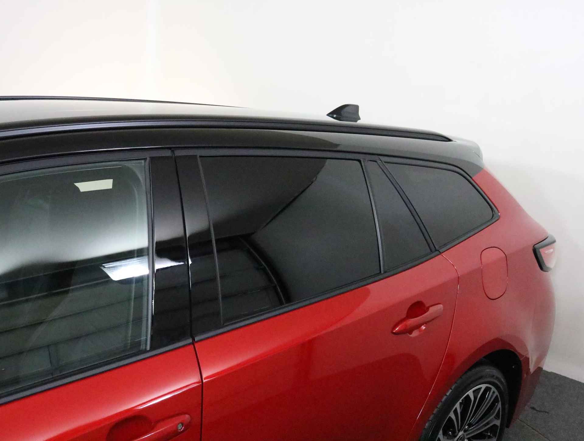 Toyota Corolla Touring Sports 1.8 Hybrid Executive, Bi-Tone, Head Up Display | Blind Spot | Sportstoelen | Apple Carplay & Android Auto - 21/47