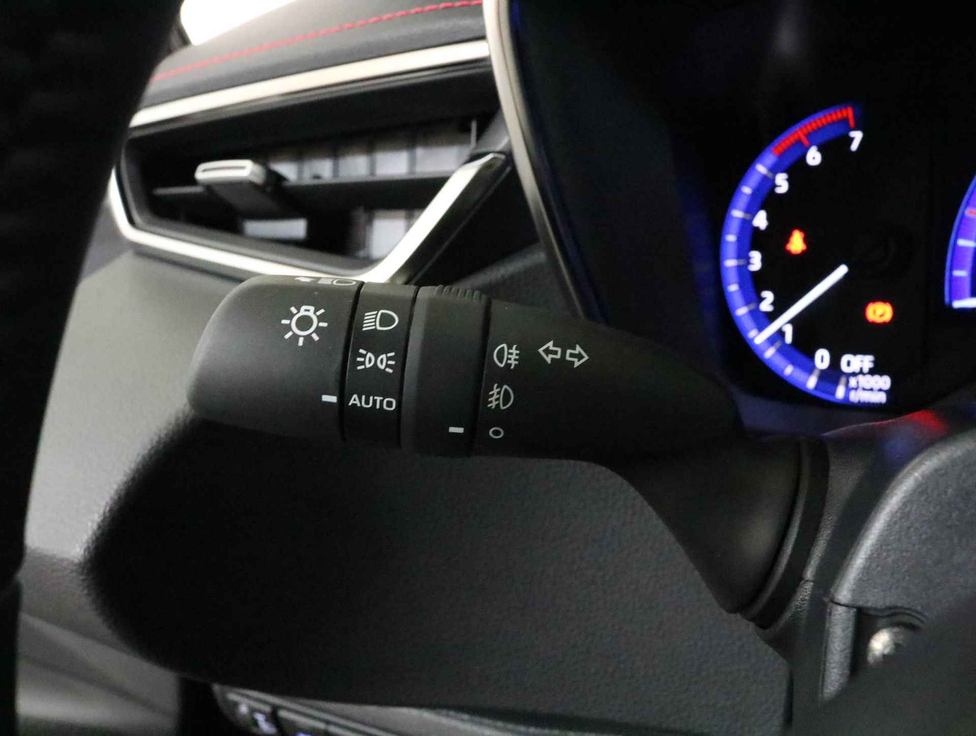 Toyota Corolla Touring Sports 1.8 Hybrid Executive, Bi-Tone, Head Up Display | Blind Spot | Sportstoelen | Apple Carplay & Android Auto - 22/47