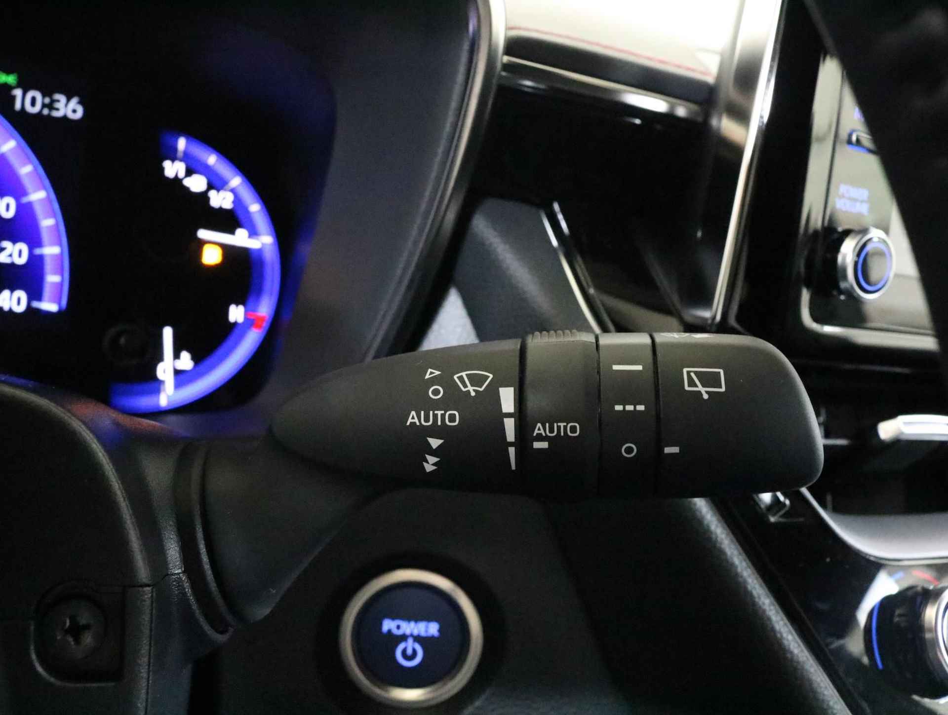 Toyota Corolla Touring Sports 1.8 Hybrid Executive, Bi-Tone, Head Up Display | Blind Spot | Sportstoelen | Apple Carplay & Android Auto - 26/47