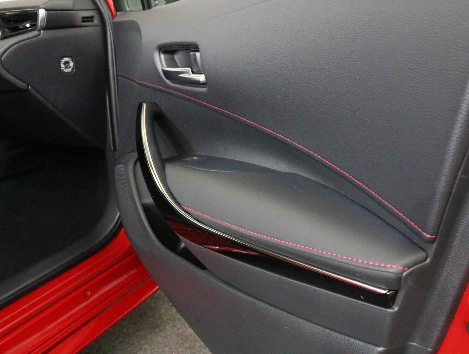 Toyota Corolla Touring Sports 1.8 Hybrid Executive, Bi-Tone, Head Up Display | Blind Spot | Sportstoelen | Apple Carplay & Android Auto - 31/47