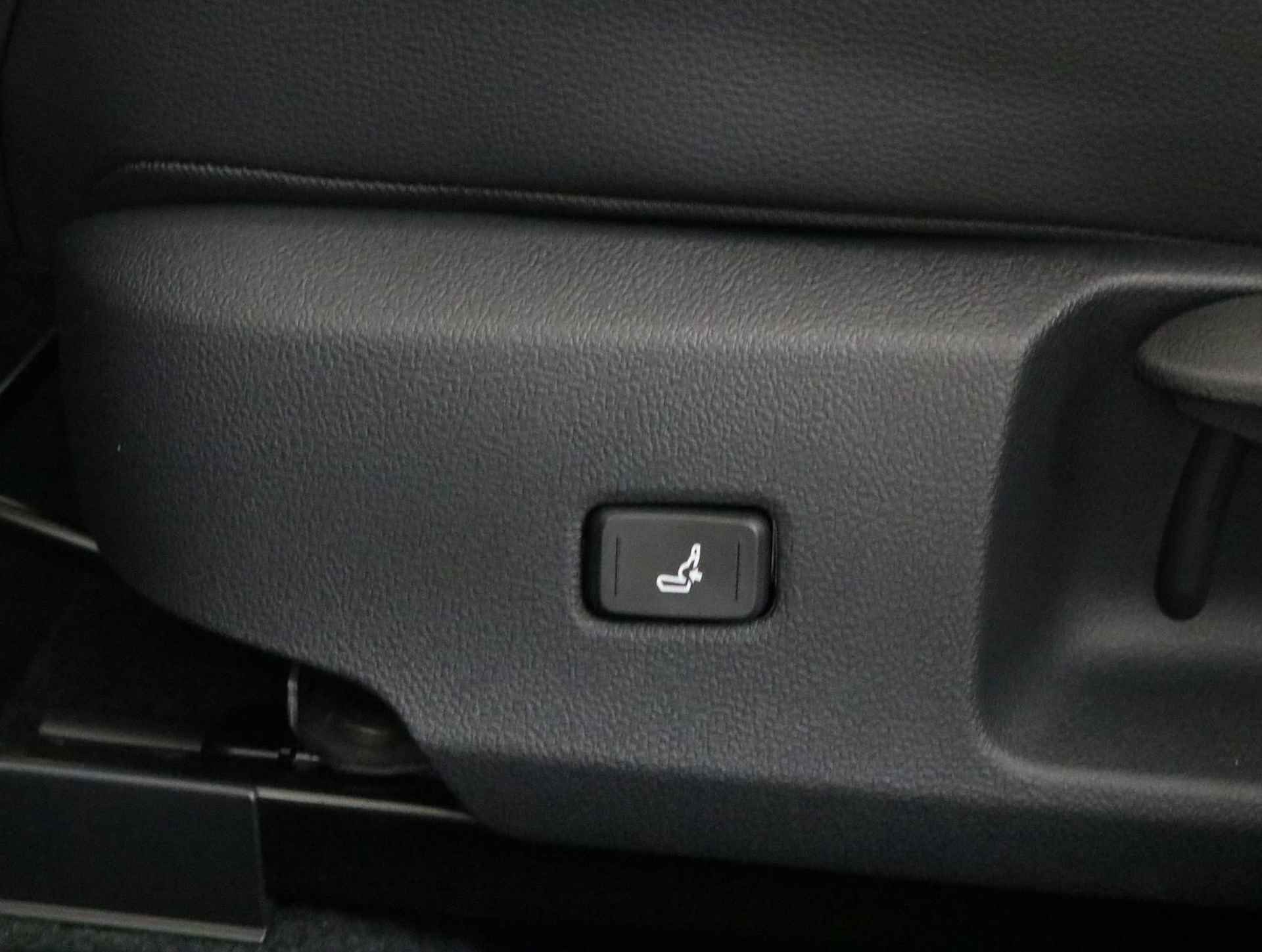 Toyota Corolla Touring Sports 1.8 Hybrid Executive, Bi-Tone, Head Up Display | Blind Spot | Sportstoelen | Apple Carplay & Android Auto - 37/47