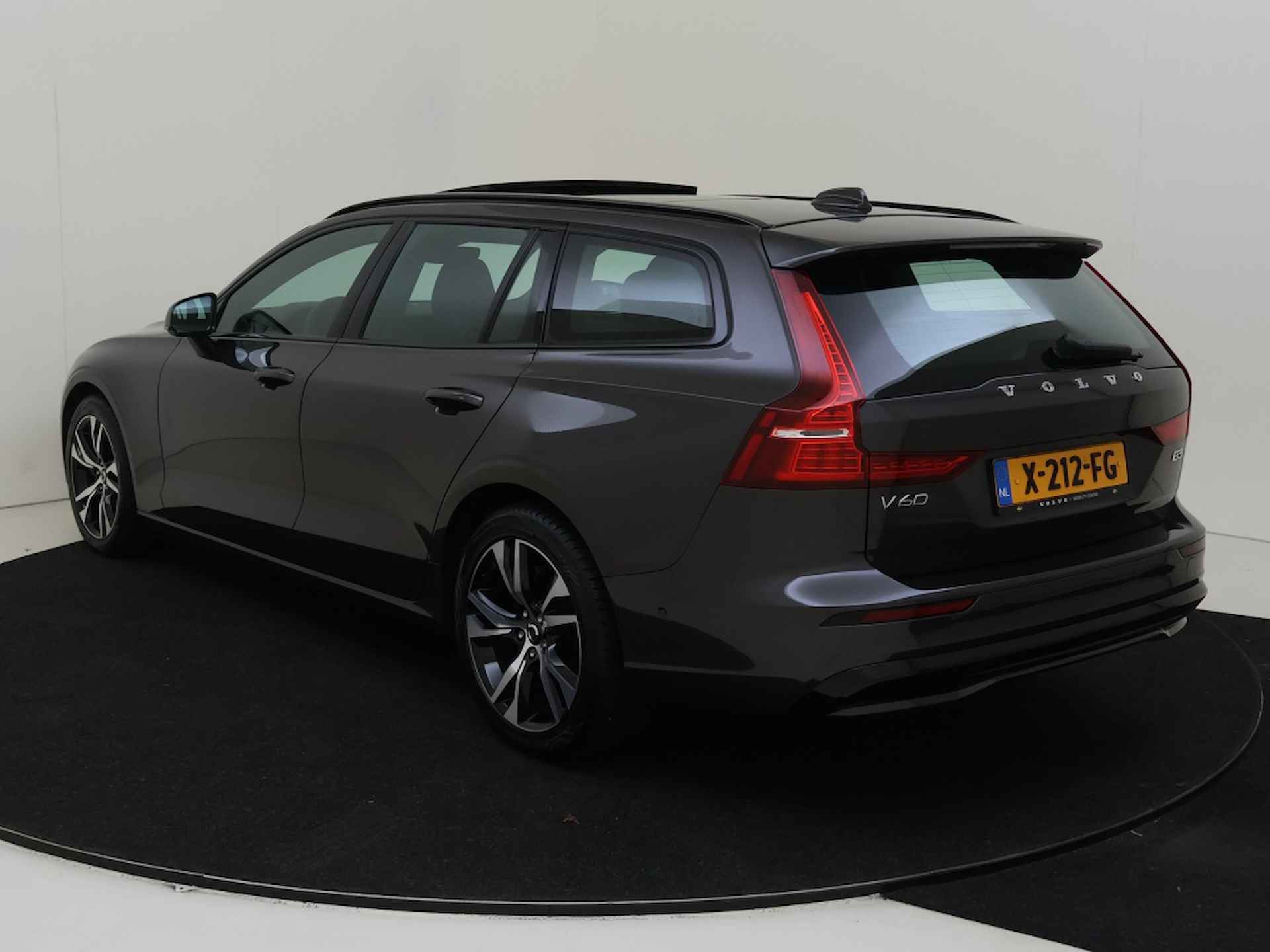 Volvo V60 2.0 B3 Plus Dark | Schuif/-Kantel dak | Trekhaak | 360-Camera - 4/35