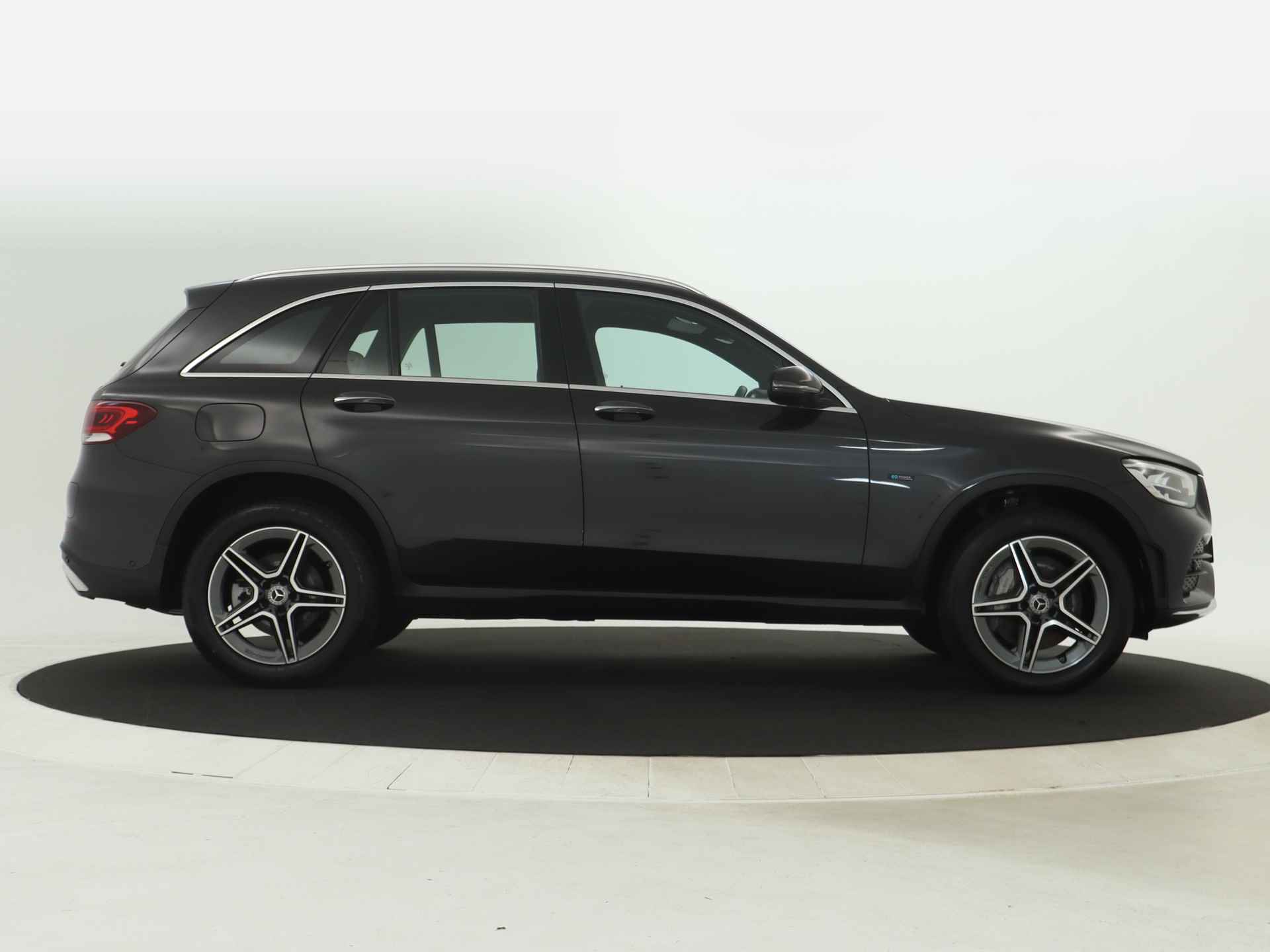 Mercedes-Benz GLC 300 e 4-Matic AMG Sportpakket |  Trekhaak | Augmented Reality | Alarm | 360 gr Camera | Keyless Go | Apple CarPlay | Stoelverwarming | Inclusief 24 maanden MB Certified garantie voor Europa. - 18/48