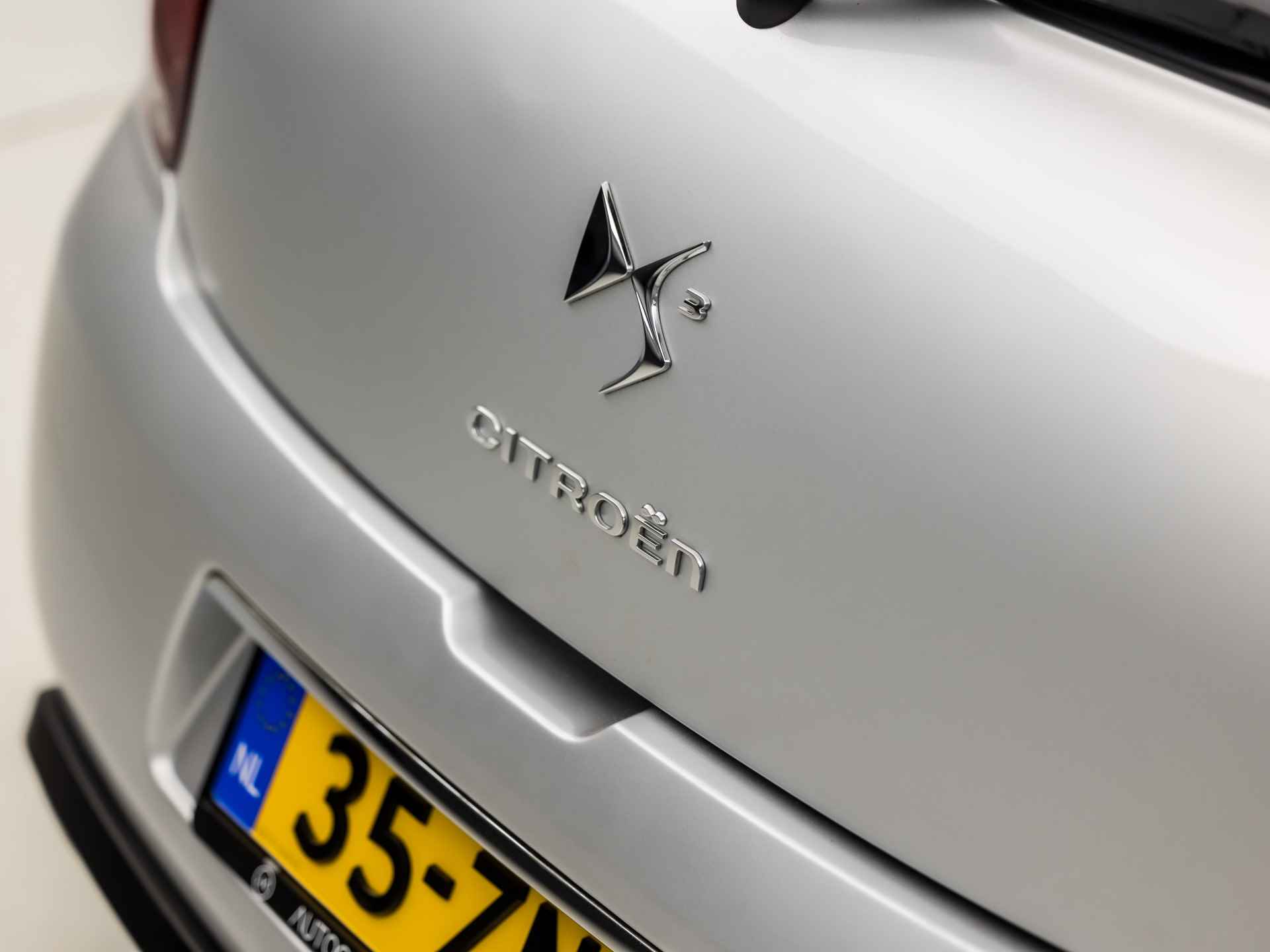 Citroën DS3 1.2 VTi So Chic (NAVIGATIE, LOGISCH NAP, CLIMATE, GETINT GLAS, ZWART HEMEL, SPORTSTOELEN, ALCANTARA, BLUETOOTH, NIEUWE APK, NIEUWSTAAT) - 22/35