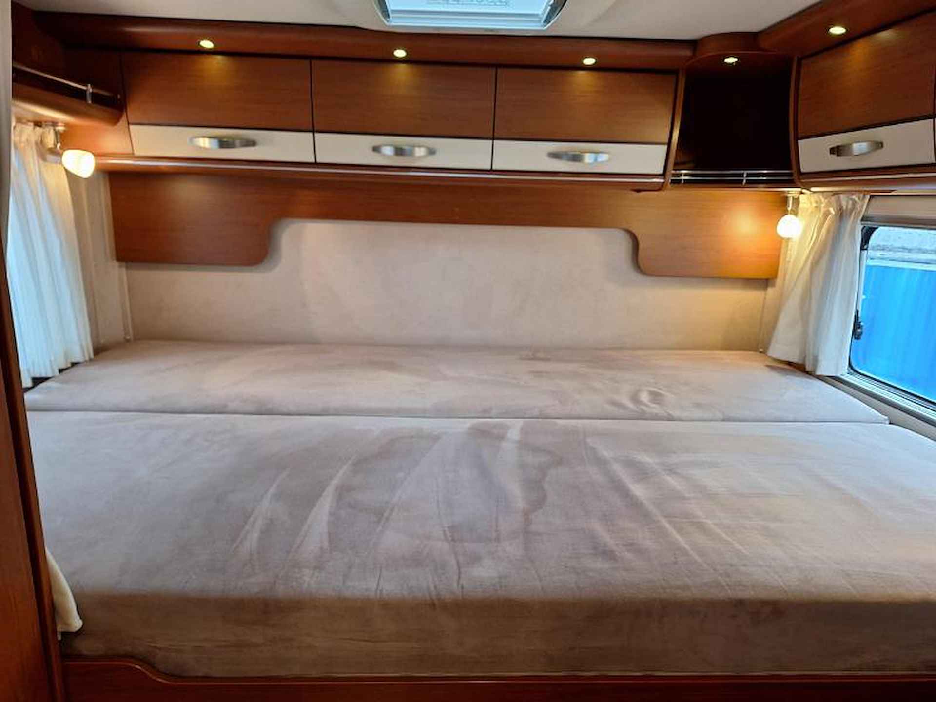 Hymer B 594 -BOVENKASTEN GEEN HEFBED! - 7/25