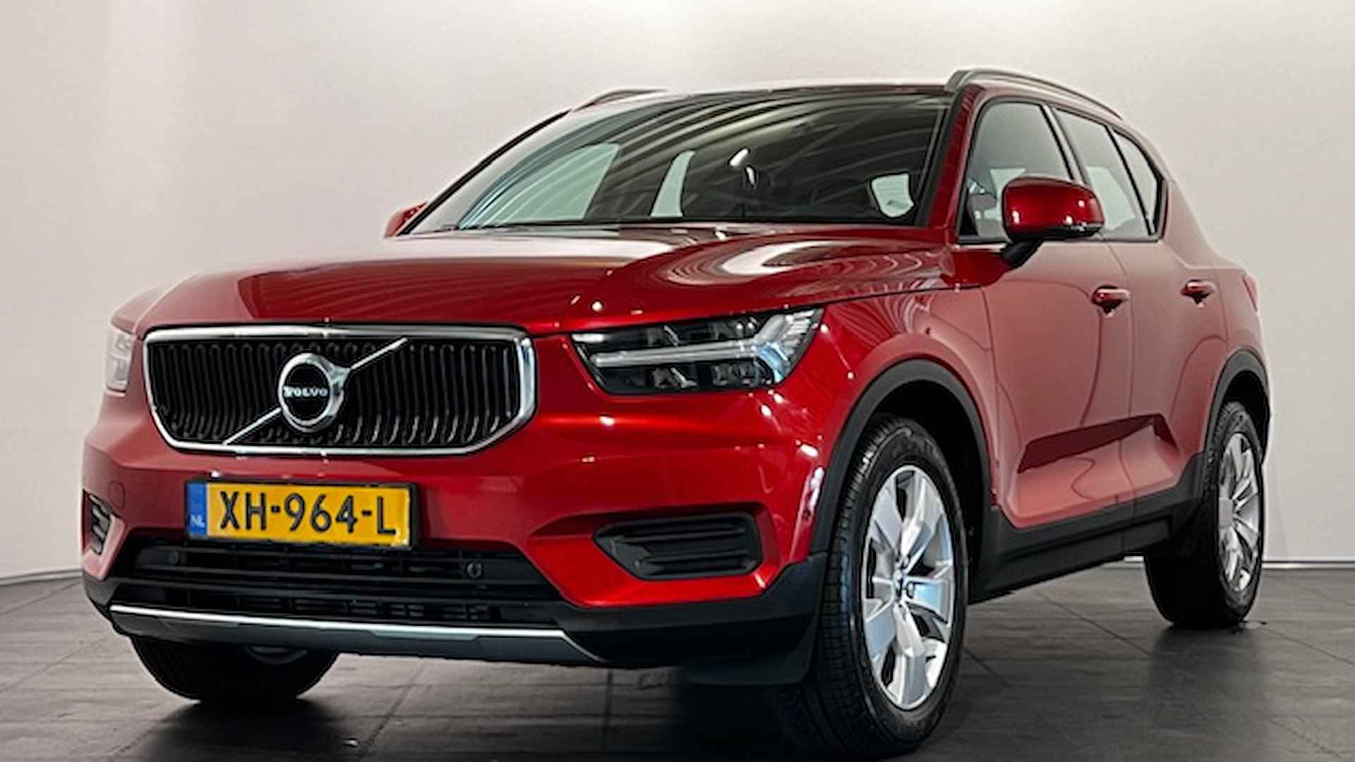 Volvo Xc40 T4 190PK Geartronic MOMENTUM | LEDER | NAVIGATIE | FULL LED | CAMERA | VIRTUAL - 2/47