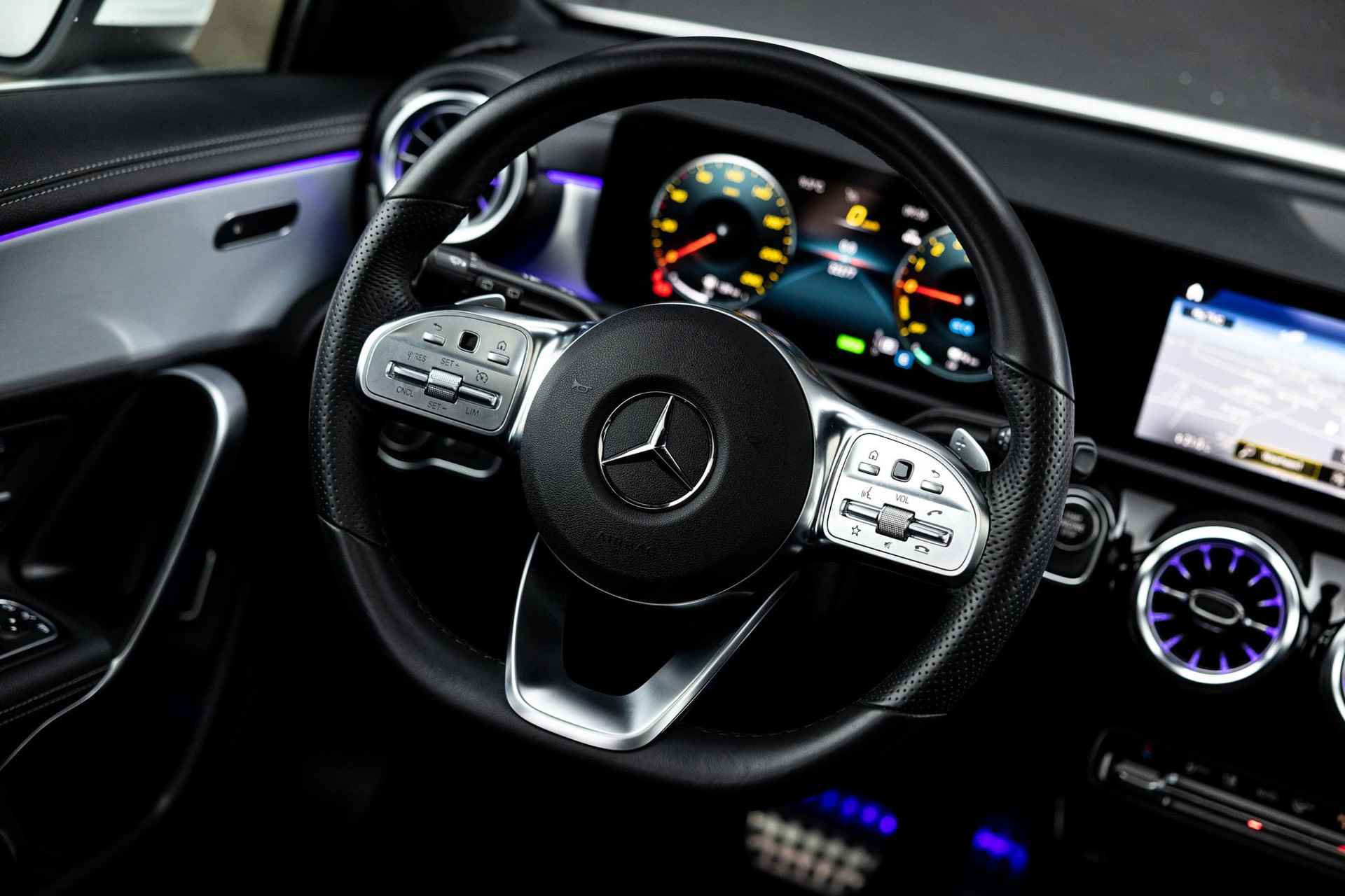 Mercedes-Benz A-klasse 250 e AMG Line | Keyless Entry | Panoramadak | Zwart Leder | 19" LMV | Sfeerverlichting | Ruitensproeier verwarmd | - 10/57