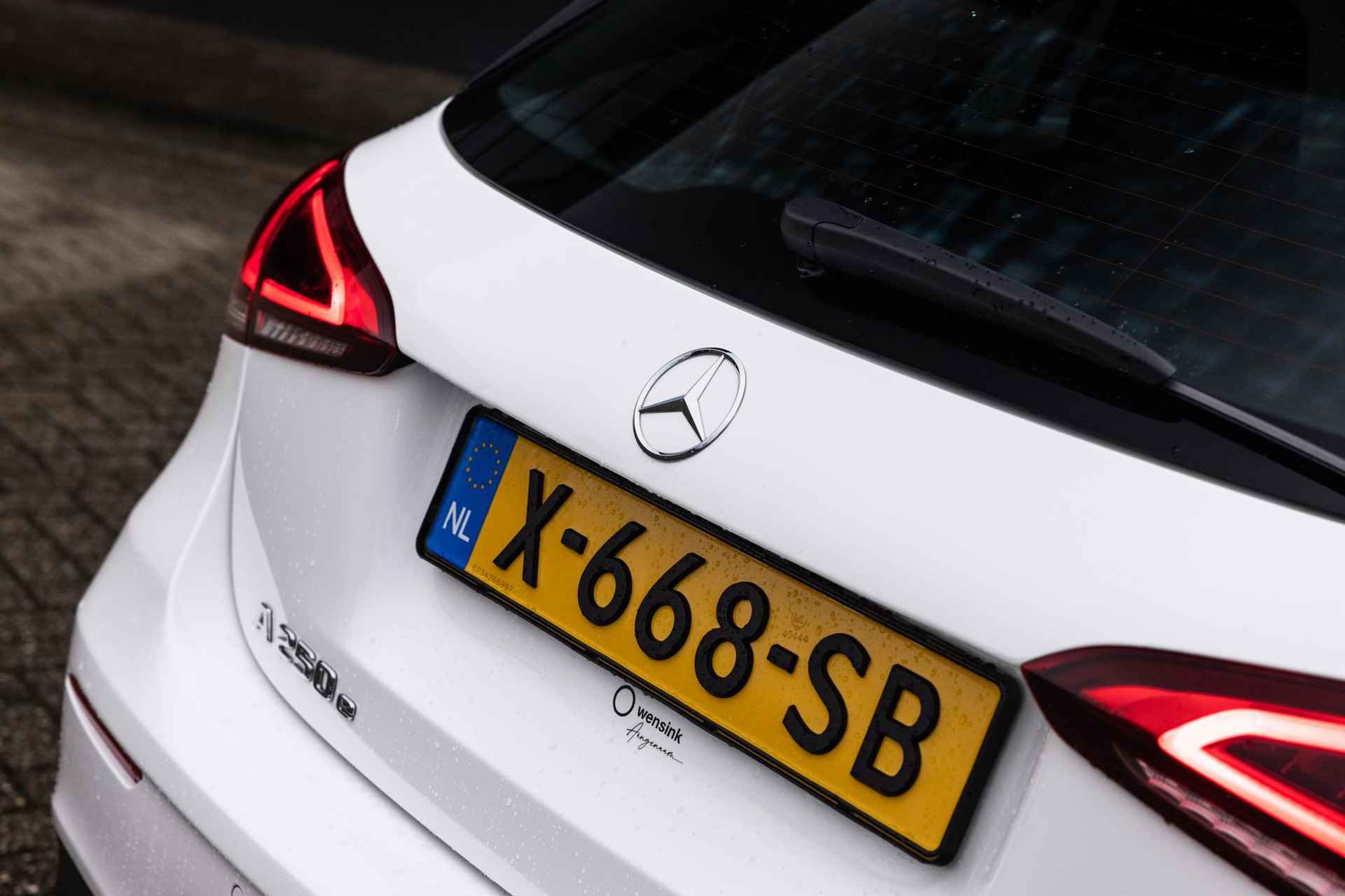 Mercedes-Benz A-klasse 250 e AMG Line | Keyless Entry | Panoramadak | Zwart Leder | 19" LMV | Sfeerverlichting | Ruitensproeier verwarmd | - 14/57