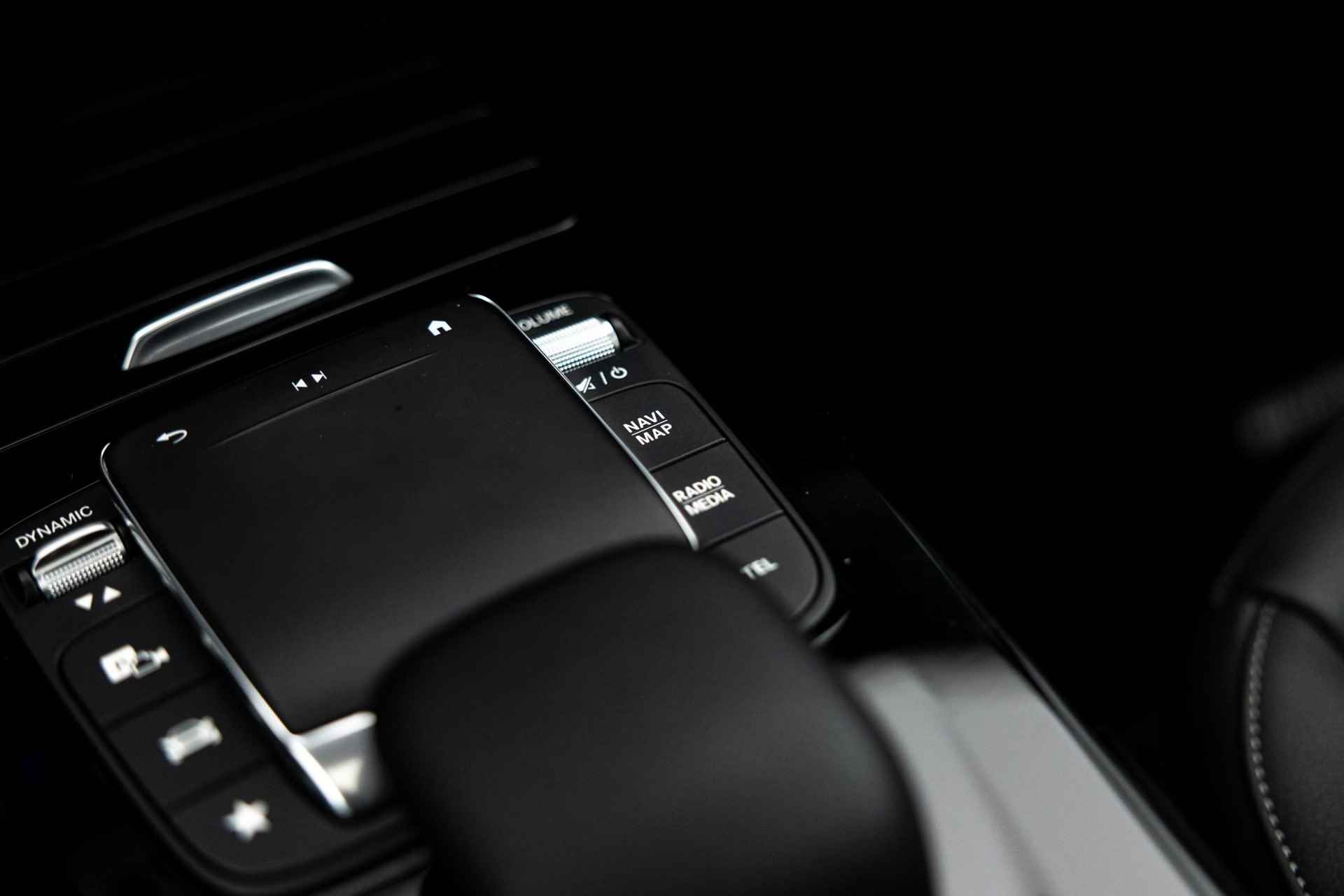 Mercedes-Benz A-klasse 250 e AMG Line | Keyless Entry | Panoramadak | Zwart Leder | 19" LMV | Sfeerverlichting | Ruitensproeier verwarmd | - 38/57