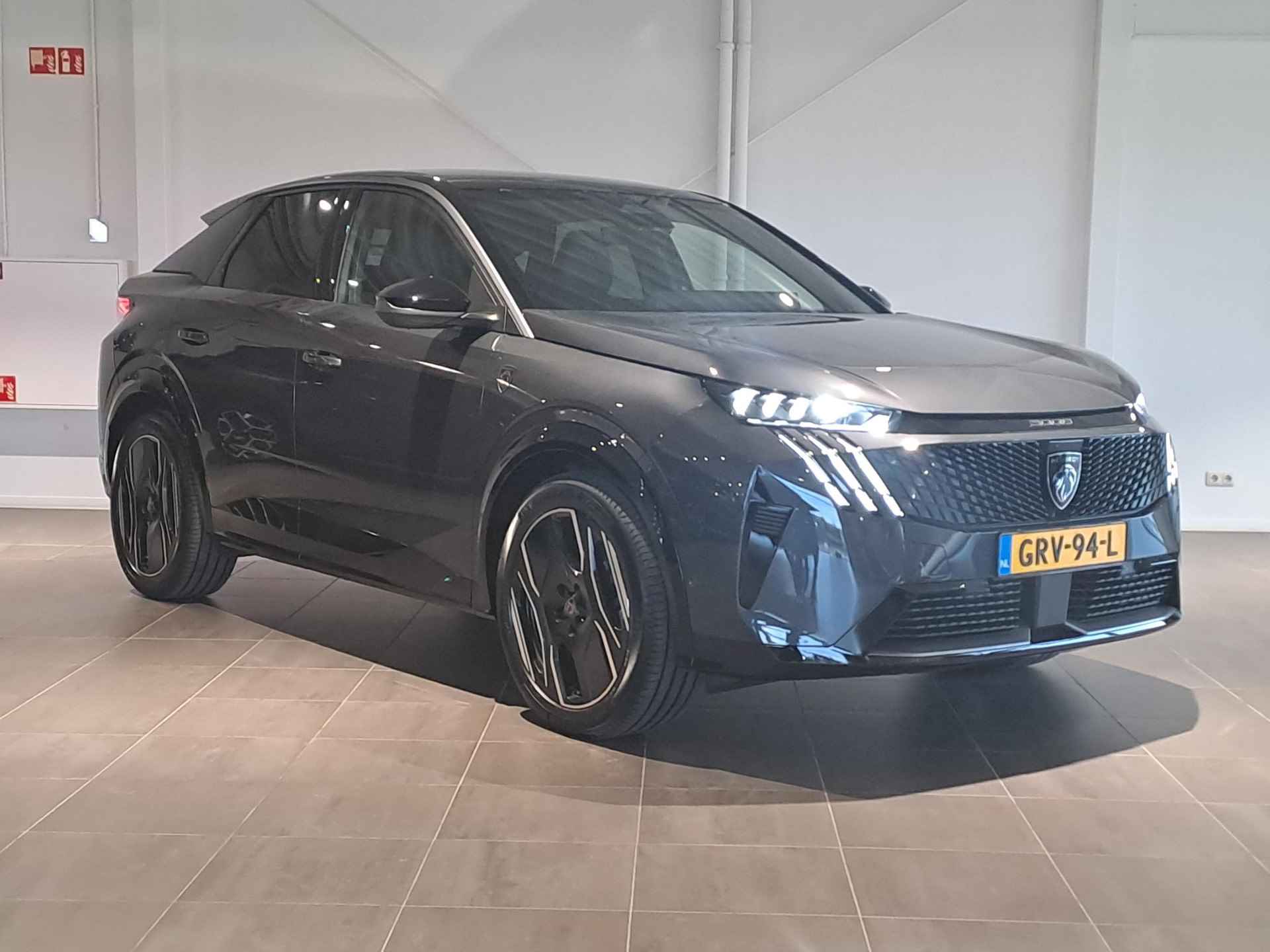 Peugeot e-3008 GT 73 kWh | Nieuwe uitvoering | Nappa Leder bekleding | Elektrisch verstelbare stoelen | Massage functie | 360 camera | Adaptieve Cruise control | Navigatie | Apple Carplay/Android Auto - 2/43