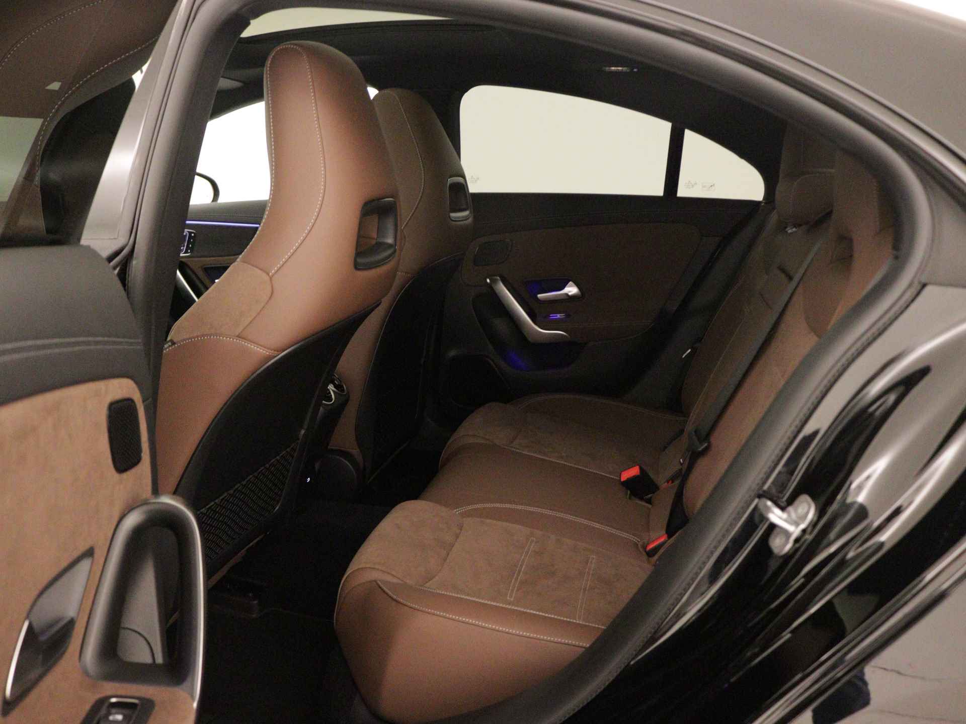 Mercedes-Benz CLA-Klasse 200 AMG Line | Nightpakket | Premium Plus Pack | Head-up display | Distronic | Parkeerpakket met 360°-camera | USB pakket Plus | KEYLESS GO-comfortpakket | Sfeerverlichting | Spiegelpakket | - 5/36