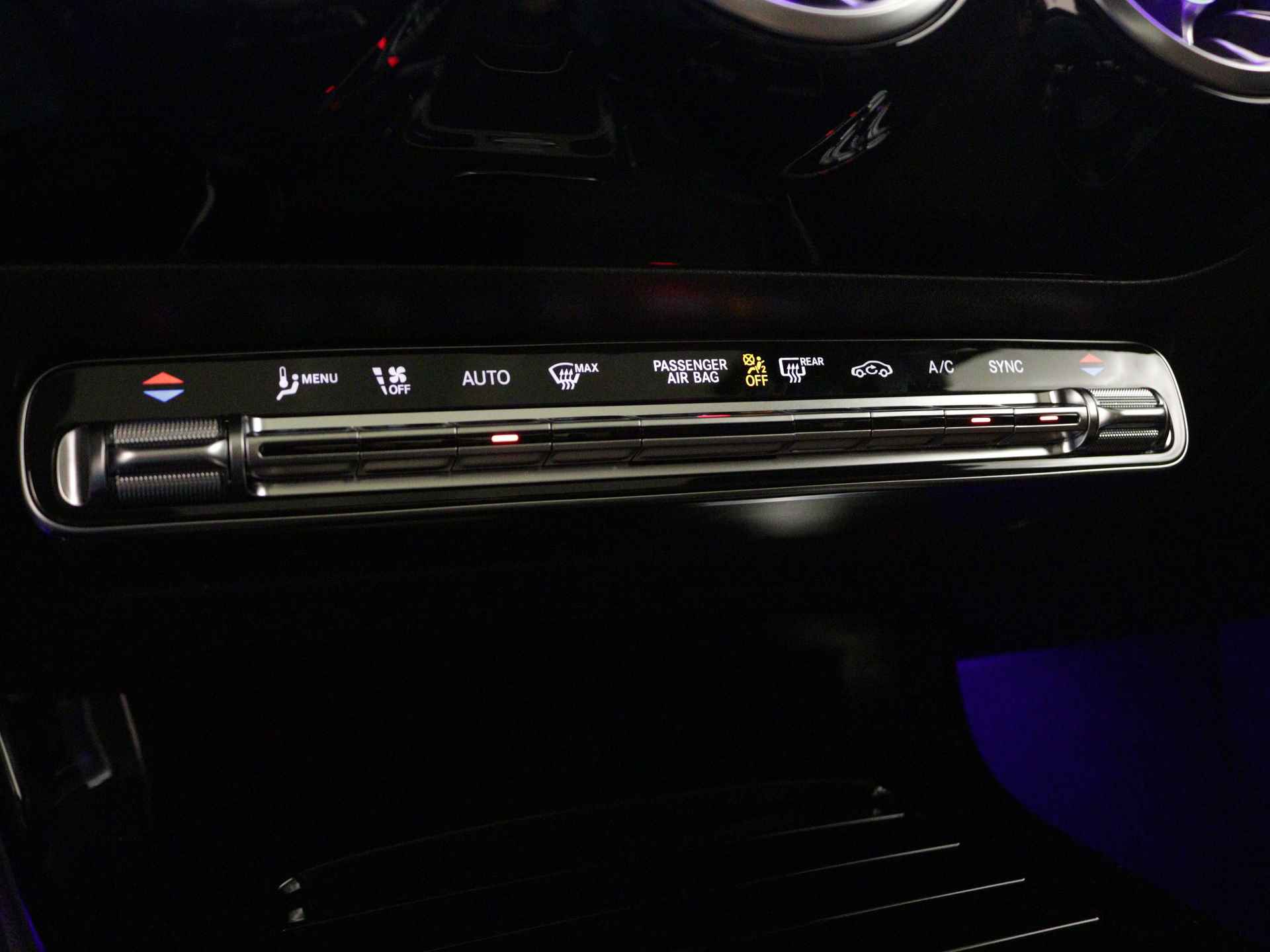 Mercedes-Benz CLA-Klasse 200 AMG Line | Nightpakket | Premium Plus Pack | Head-up display | Distronic | Parkeerpakket met 360°-camera | USB pakket Plus | KEYLESS GO-comfortpakket | Sfeerverlichting | Spiegelpakket | - 9/36
