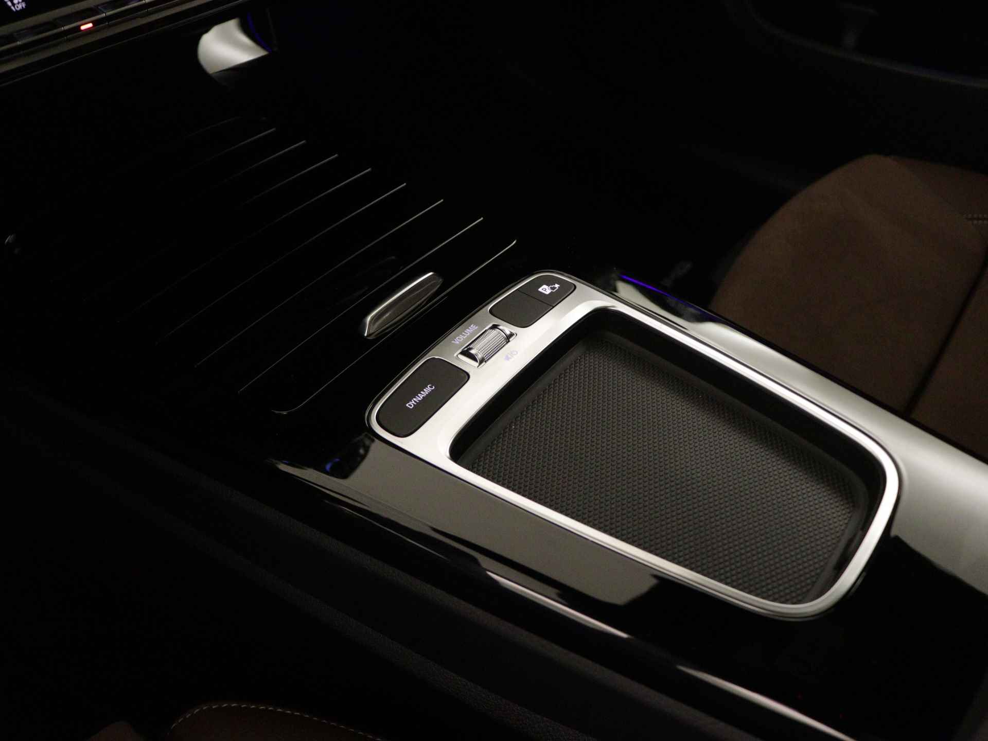 Mercedes-Benz CLA-Klasse 200 AMG Line | Nightpakket | Premium Plus Pack | Head-up display | Distronic | Parkeerpakket met 360°-camera | USB pakket Plus | KEYLESS GO-comfortpakket | Sfeerverlichting | Spiegelpakket | - 11/36