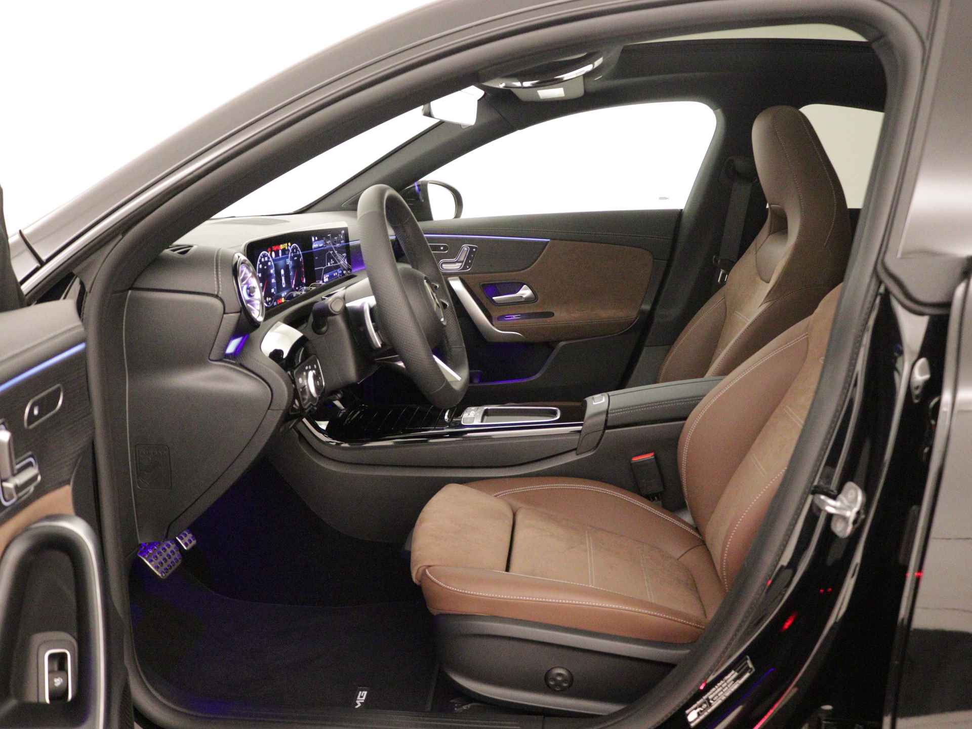 Mercedes-Benz CLA-Klasse 200 AMG Line | Nightpakket | Premium Plus Pack | Head-up display | Distronic | Parkeerpakket met 360°-camera | USB pakket Plus | KEYLESS GO-comfortpakket | Sfeerverlichting | Spiegelpakket | - 16/36