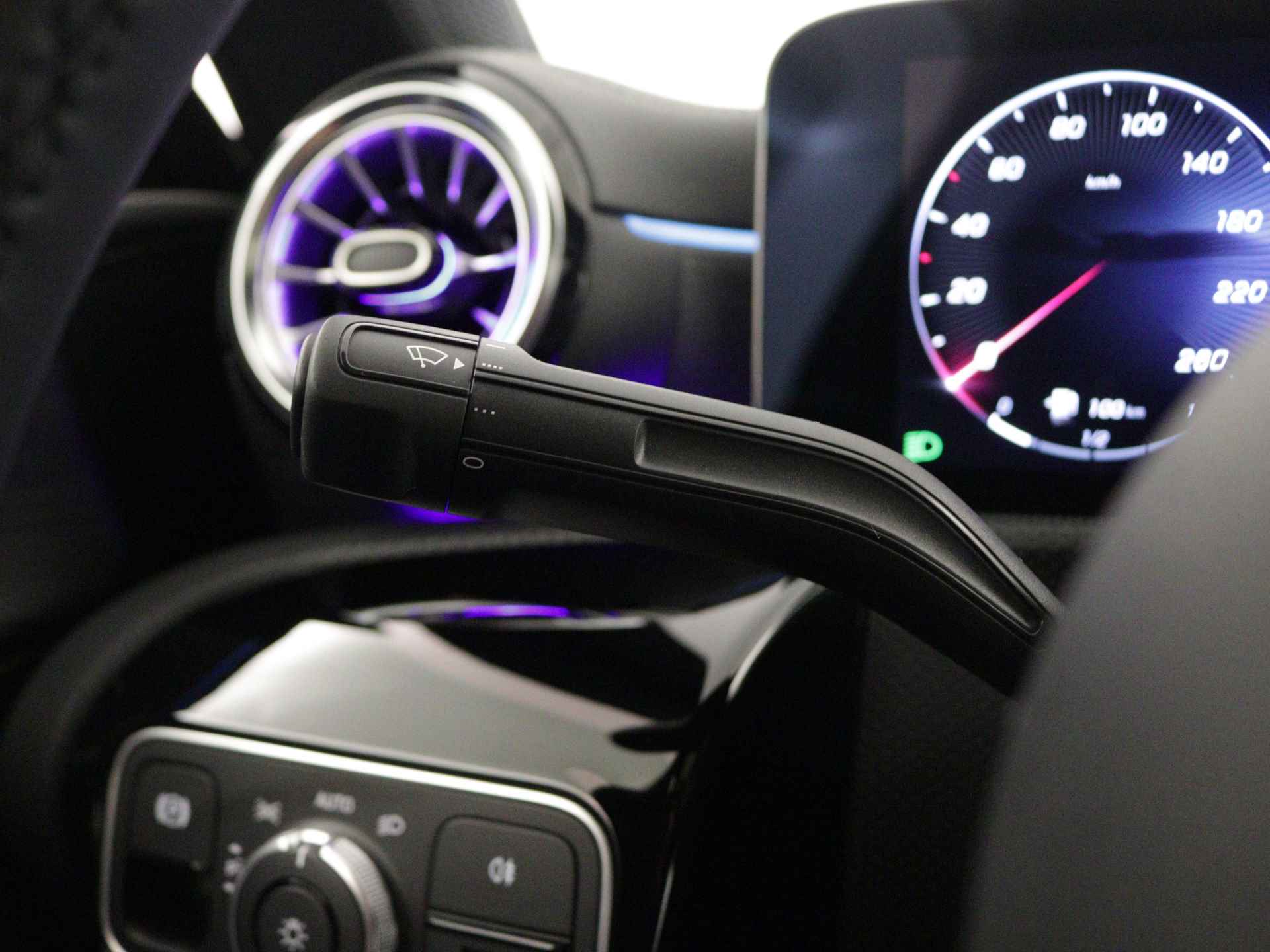 Mercedes-Benz CLA-Klasse 200 AMG Line | Nightpakket | Premium Plus Pack | Head-up display | Distronic | Parkeerpakket met 360°-camera | USB pakket Plus | KEYLESS GO-comfortpakket | Sfeerverlichting | Spiegelpakket | - 17/36