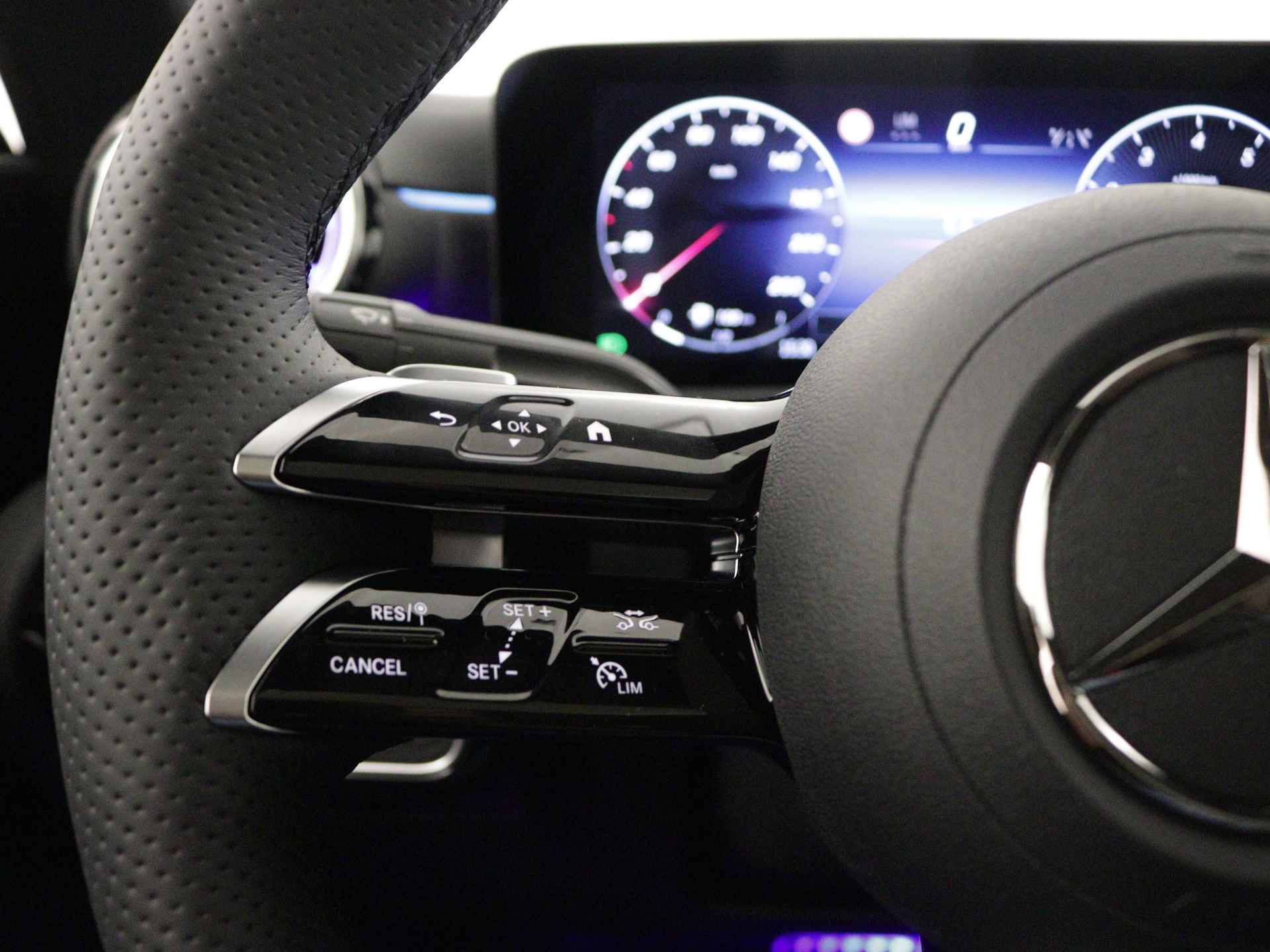 Mercedes-Benz CLA-Klasse 200 AMG Line | Nightpakket | Premium Plus Pack | Head-up display | Distronic | Parkeerpakket met 360°-camera | USB pakket Plus | KEYLESS GO-comfortpakket | Sfeerverlichting | Spiegelpakket | - 19/36